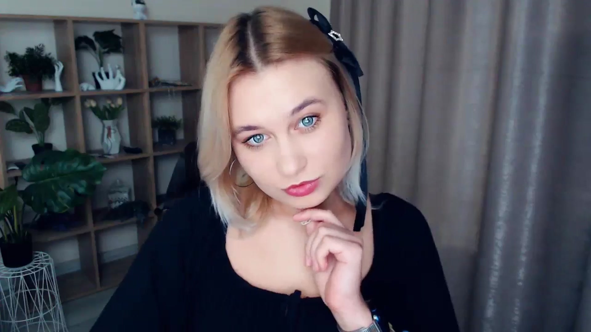 Gallery image thumbnail from Kukla_kolduna's myfreecams stream on, 12/15/2024, 15:24 image 18 of 20