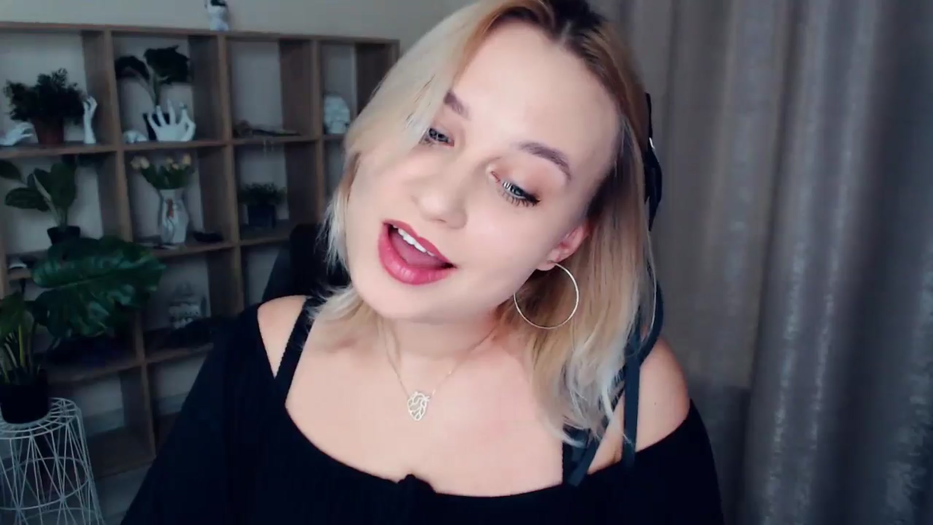 Gallery image thumbnail from Kukla_kolduna's myfreecams stream on, 12/15/2024, 15:24 image 6 of 20