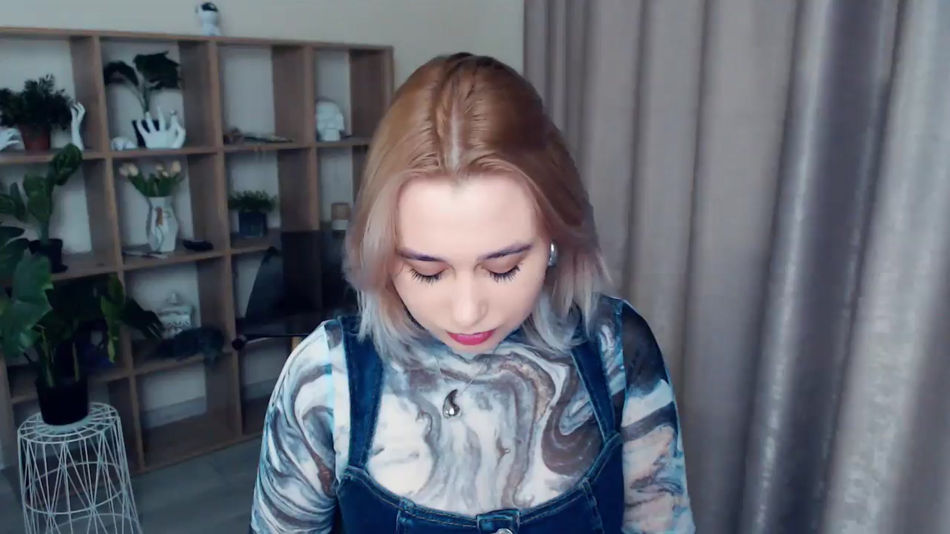 Gallery image thumbnail from Kukla_kolduna's myfreecams stream on, 12/18/2024, 17:31 image 12 of 20