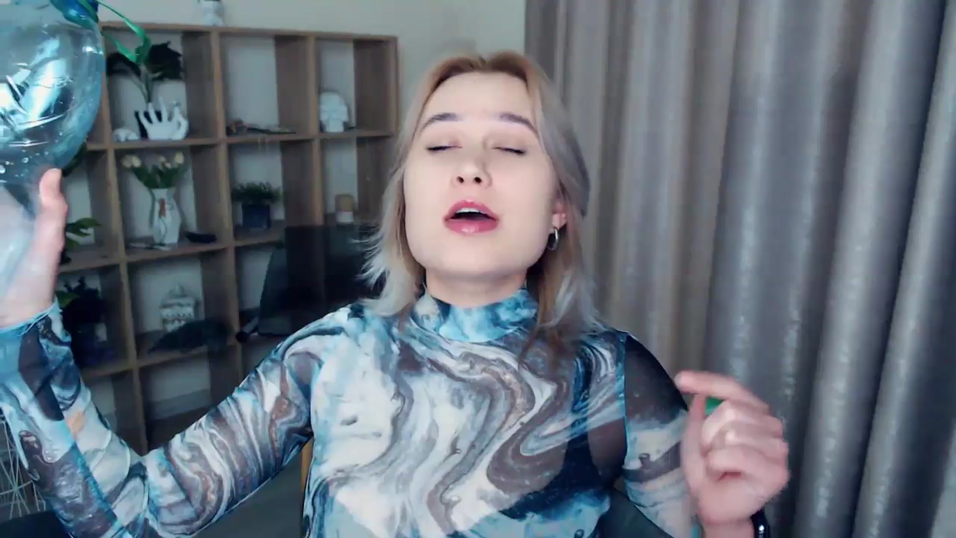 Gallery image thumbnail from Kukla_kolduna's myfreecams stream on, 12/20/2024, 19:08 image 7 of 20