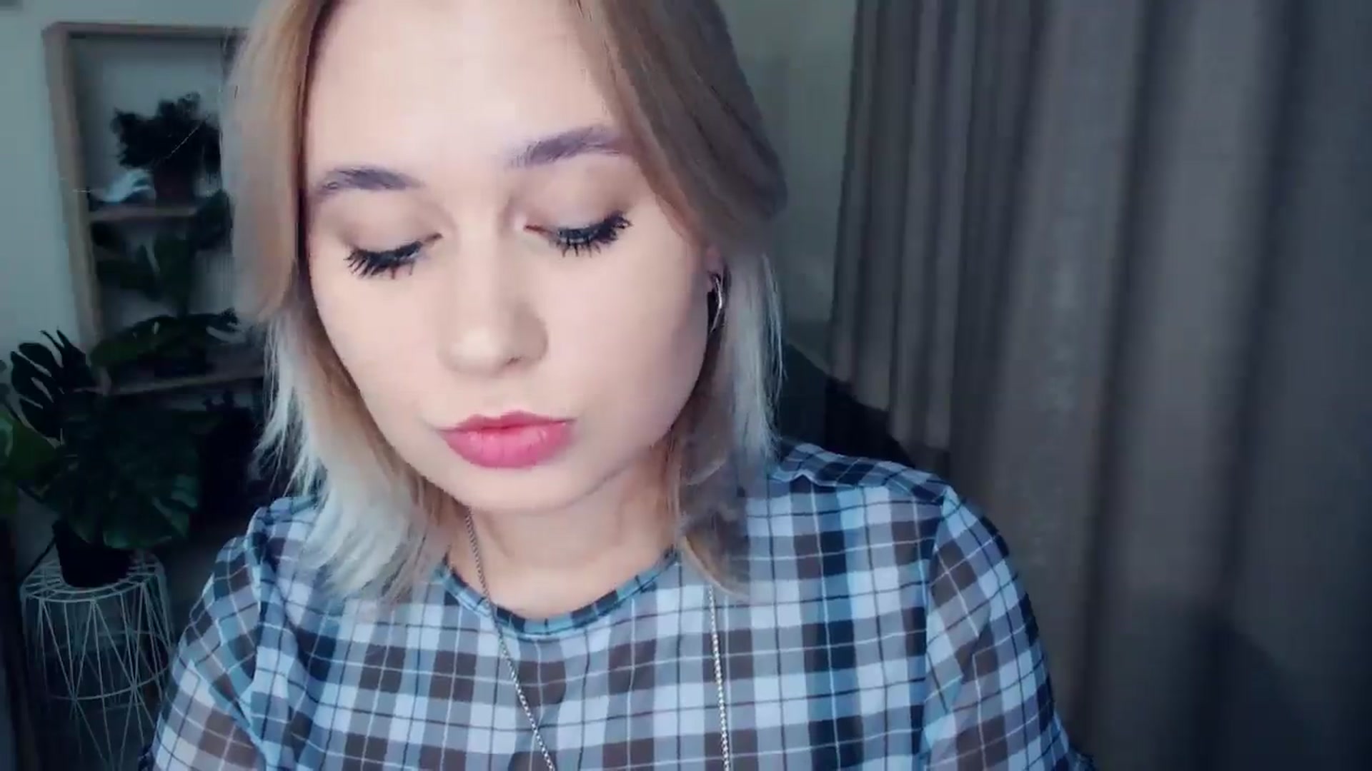 Gallery image thumbnail from Kukla_kolduna's myfreecams stream on, 12/21/2024, 17:00 image 12 of 20