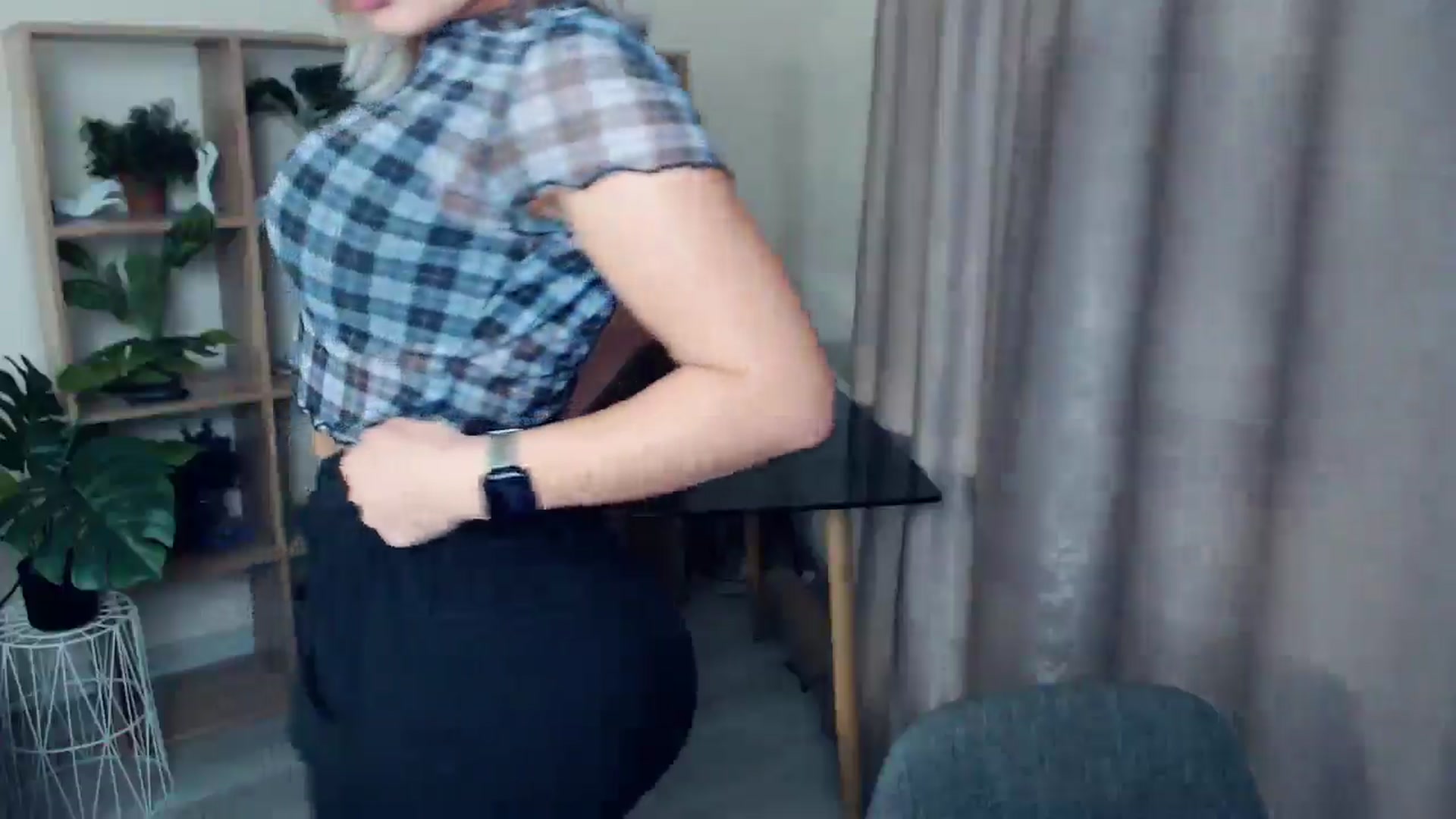 Gallery image thumbnail from Kukla_kolduna's myfreecams stream on, 12/21/2024, 17:00 image 17 of 20