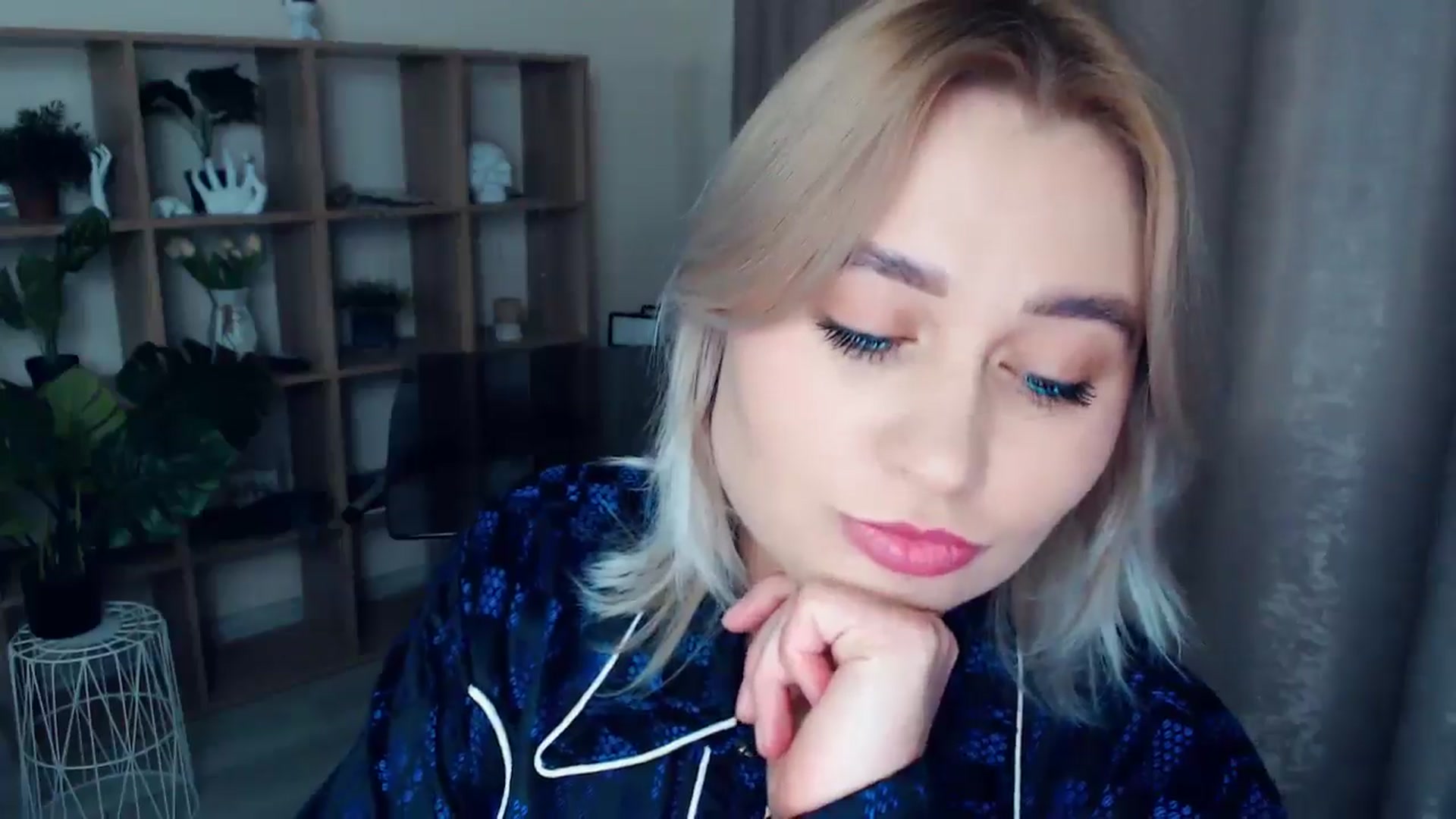 Gallery image thumbnail from Kukla_kolduna's myfreecams stream on, 12/22/2024, 16:22 image 11 of 20