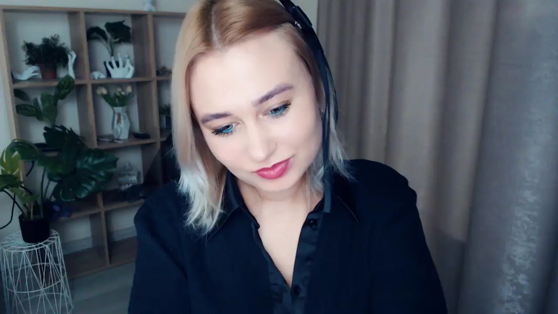 Gallery image thumbnail from Kukla_kolduna's myfreecams stream on, 12/27/2024, 16:23 image 16 of 20