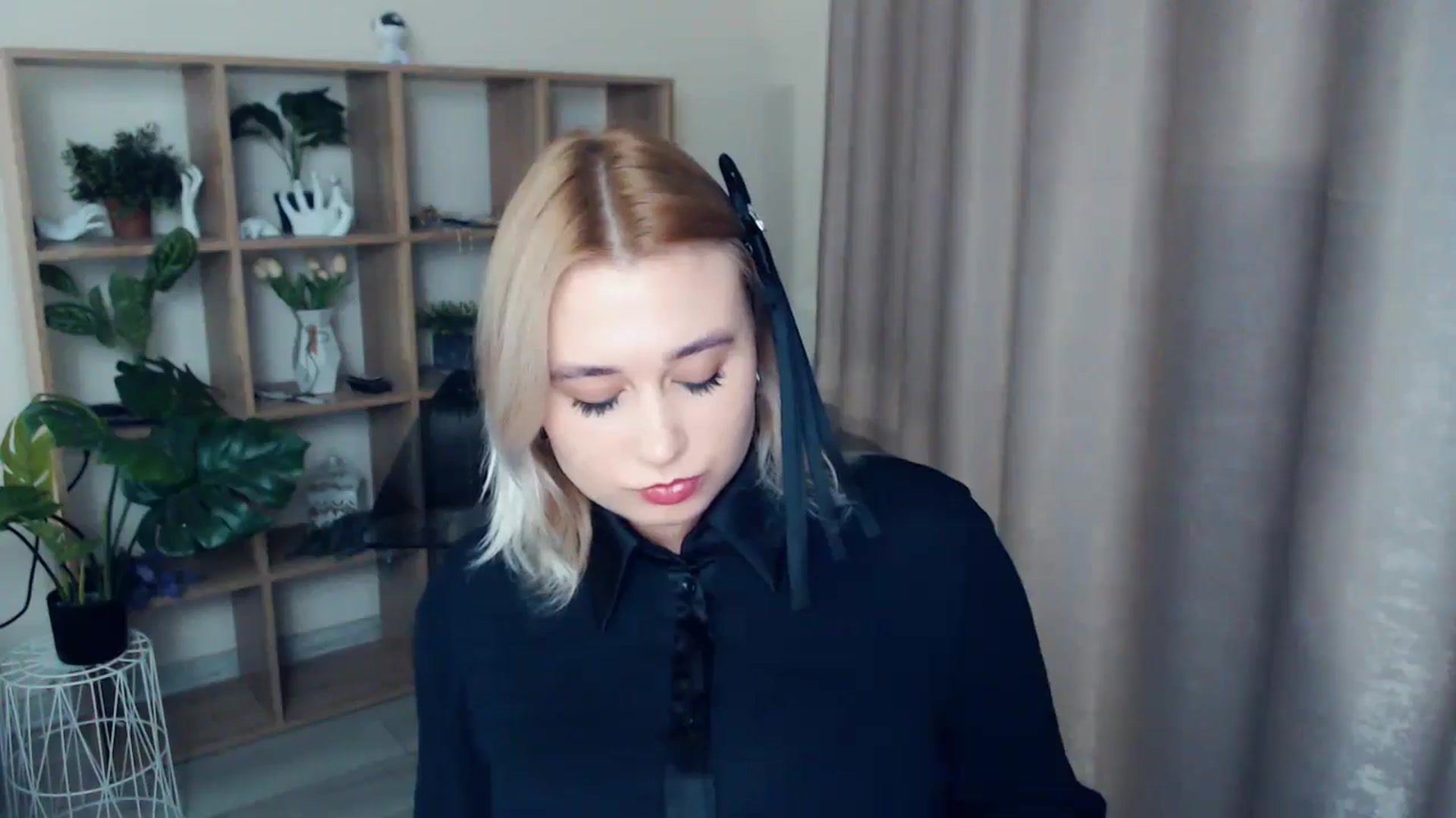 Gallery image thumbnail from Kukla_kolduna's myfreecams stream on, 12/27/2024, 16:52 image 4 of 20