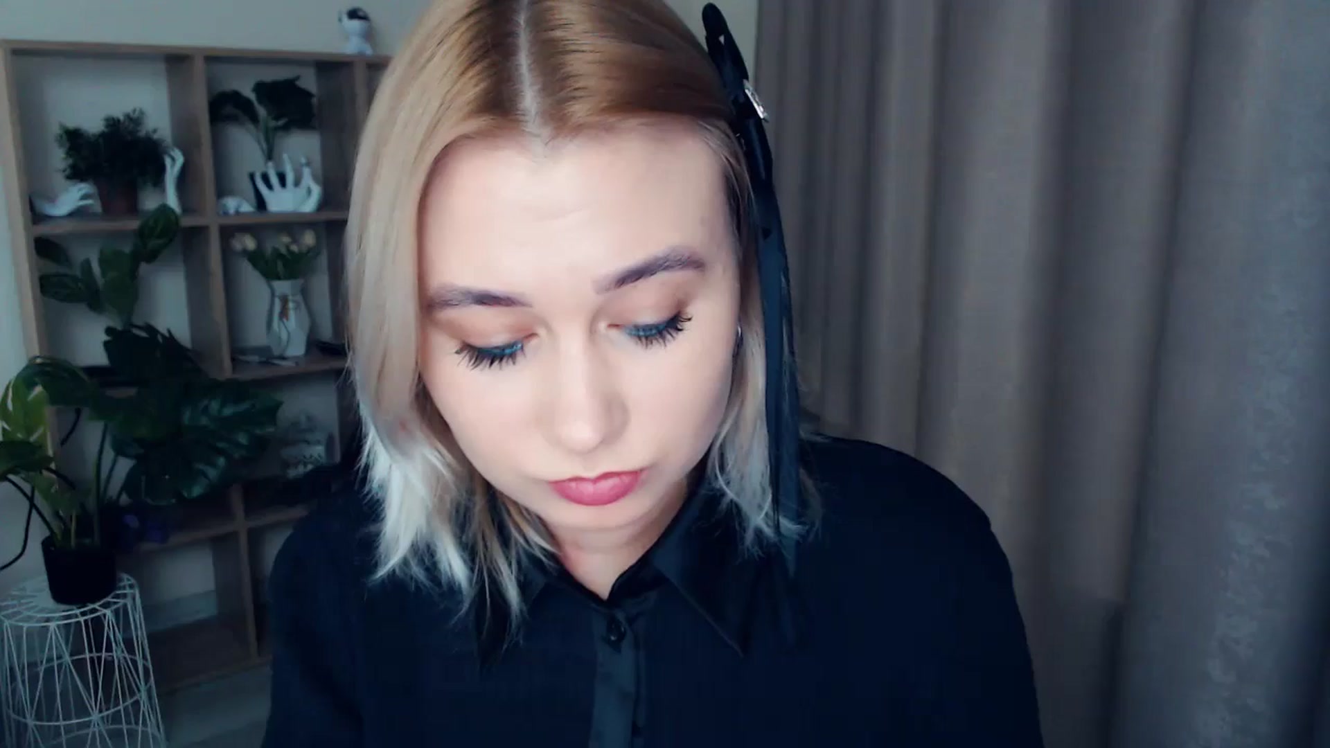 Gallery image thumbnail from Kukla_kolduna's myfreecams stream on, 12/27/2024, 16:52 image 16 of 20