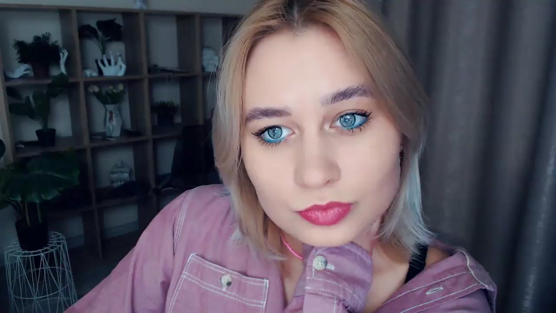 Gallery image thumbnail from Kukla_kolduna's myfreecams stream on, 01/03/2025, 15:32 image 18 of 20