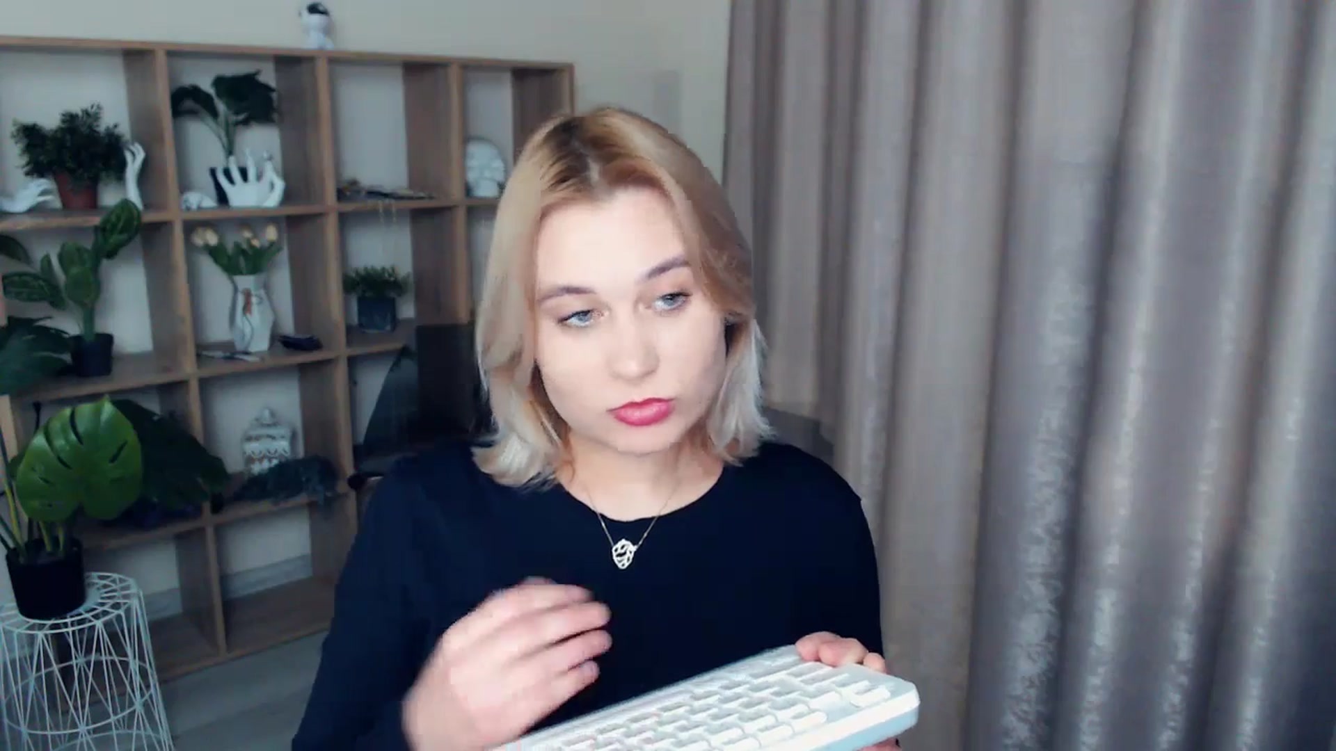 Gallery image thumbnail from Kukla_kolduna's myfreecams stream on, 01/04/2025, 18:49 image 14 of 20