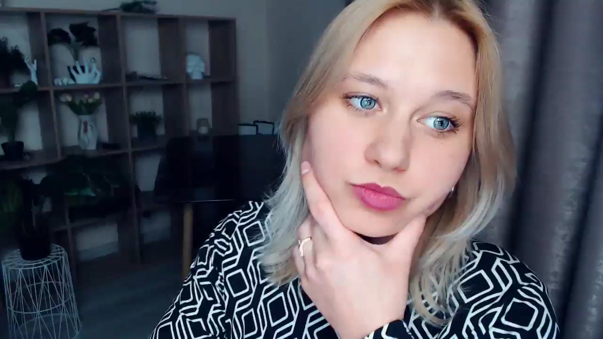Gallery image thumbnail from Kukla_kolduna's myfreecams stream on, 03/27/2025, 19:08 image 13 of 20