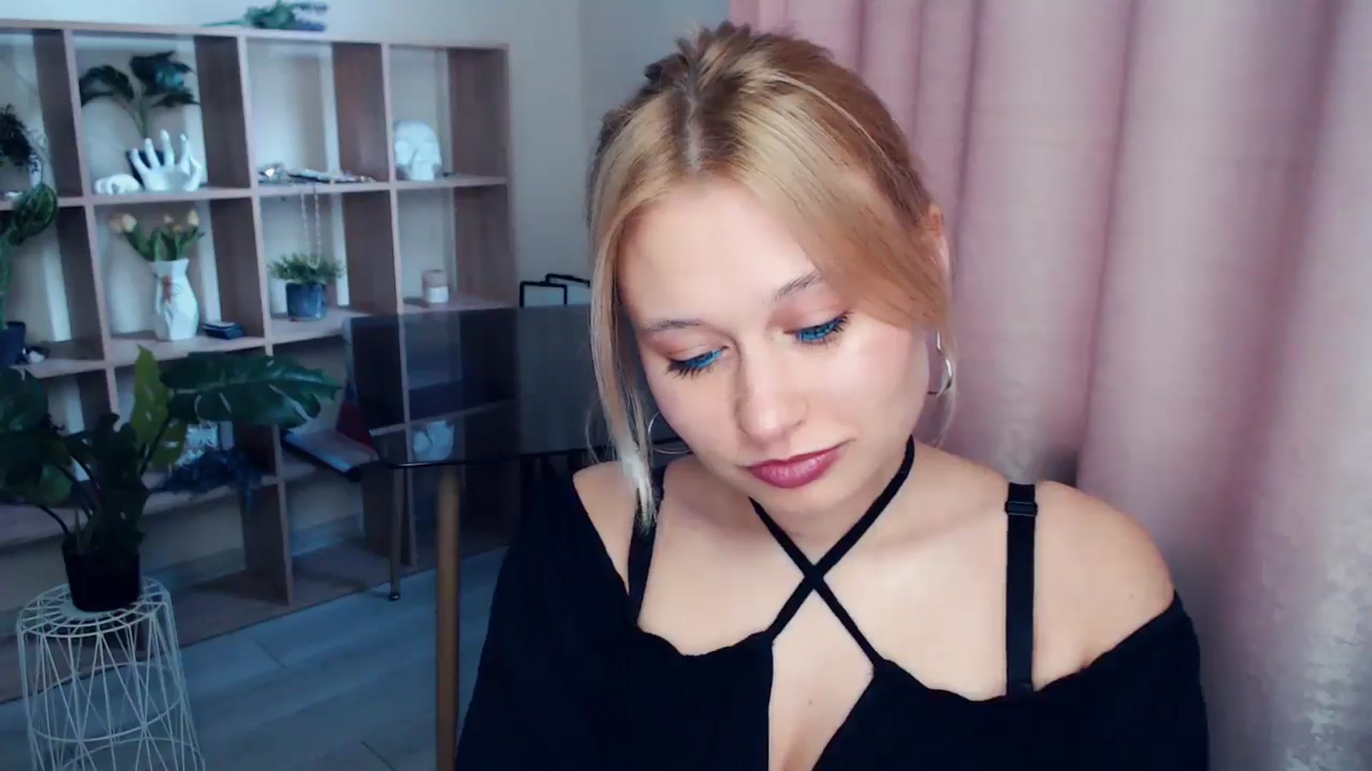 Gallery image thumbnail from Kukla_kolduna's myfreecams stream on, 03/30/2025, 14:44 image 9 of 20