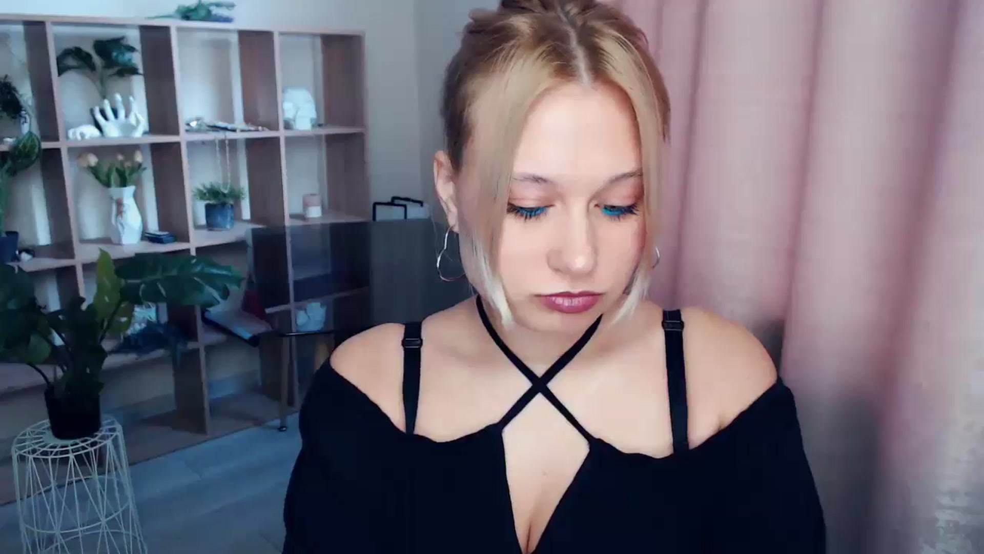 Gallery image thumbnail from Kukla_kolduna's myfreecams stream on, 03/30/2025, 14:44 image 6 of 20