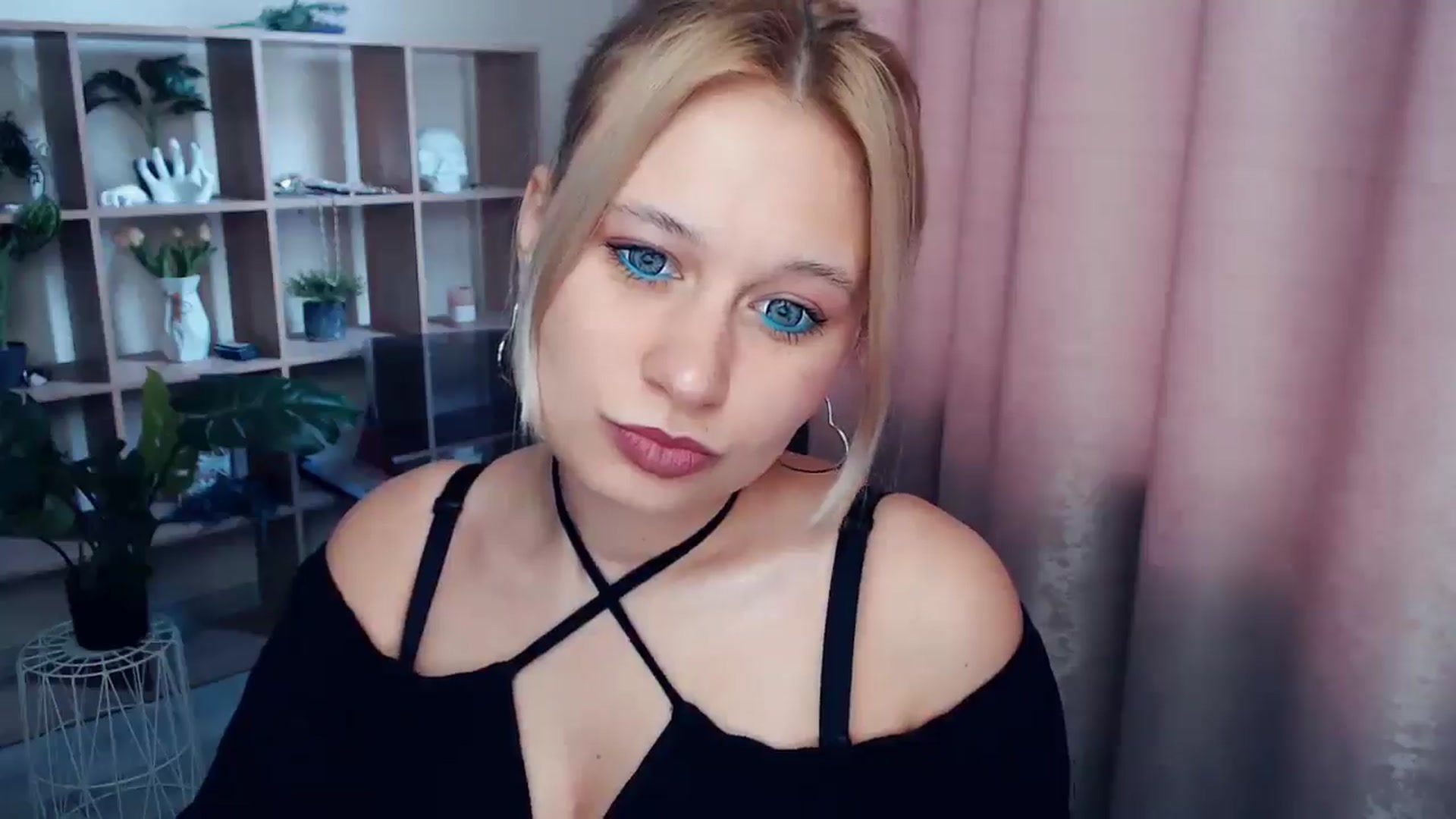 Gallery image thumbnail from Kukla_kolduna's myfreecams stream on, 03/30/2025, 14:44 image 4 of 20