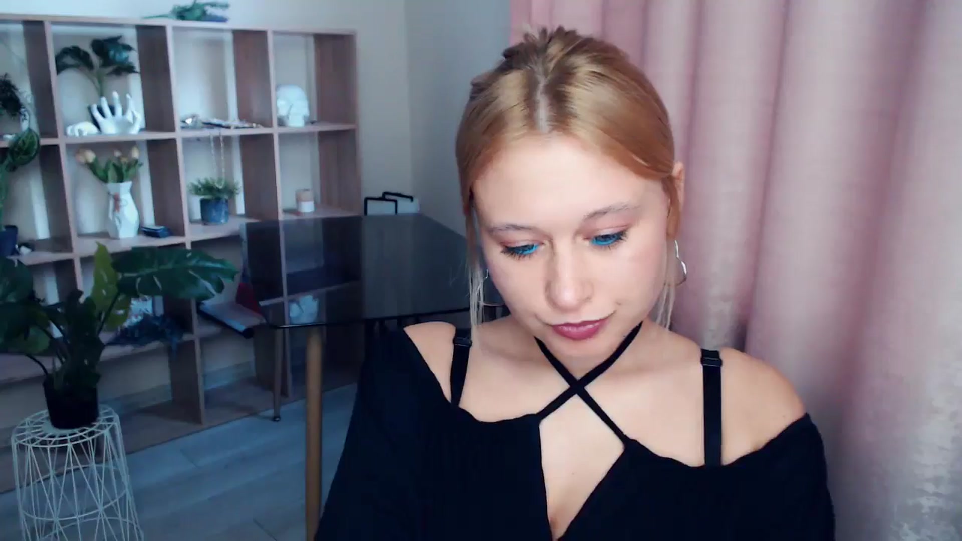 Gallery image thumbnail from Kukla_kolduna's myfreecams stream on, 03/30/2025, 14:44 image 14 of 20