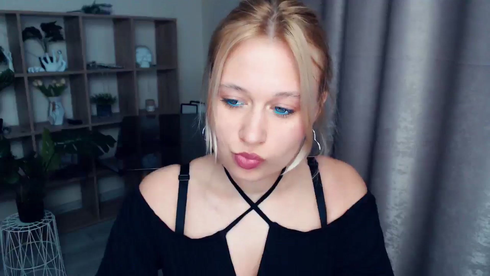 Gallery image thumbnail from Kukla_kolduna's myfreecams stream on, 03/30/2025, 16:44 image 14 of 20