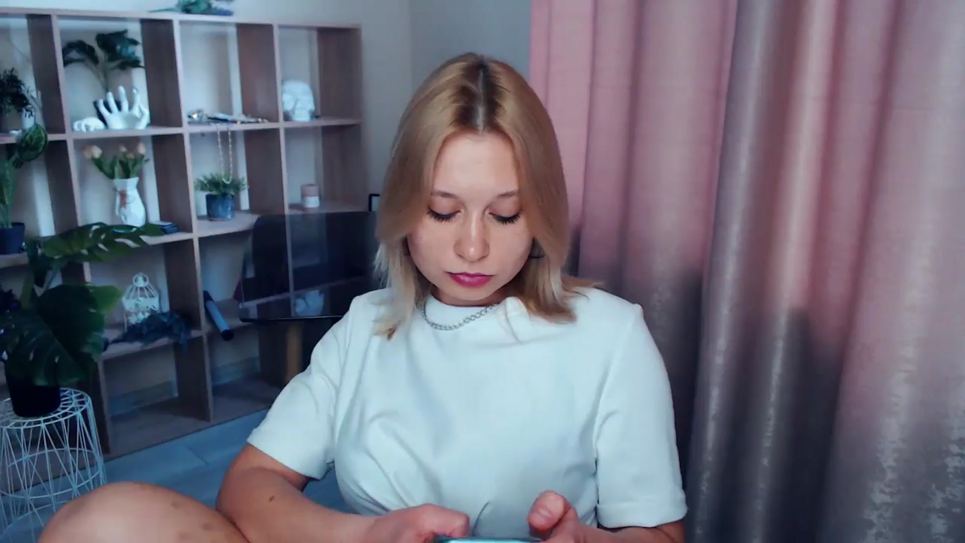 Gallery image thumbnail from Kukla_kolduna's myfreecams stream on, 04/05/2025, 15:18 image 3 of 20