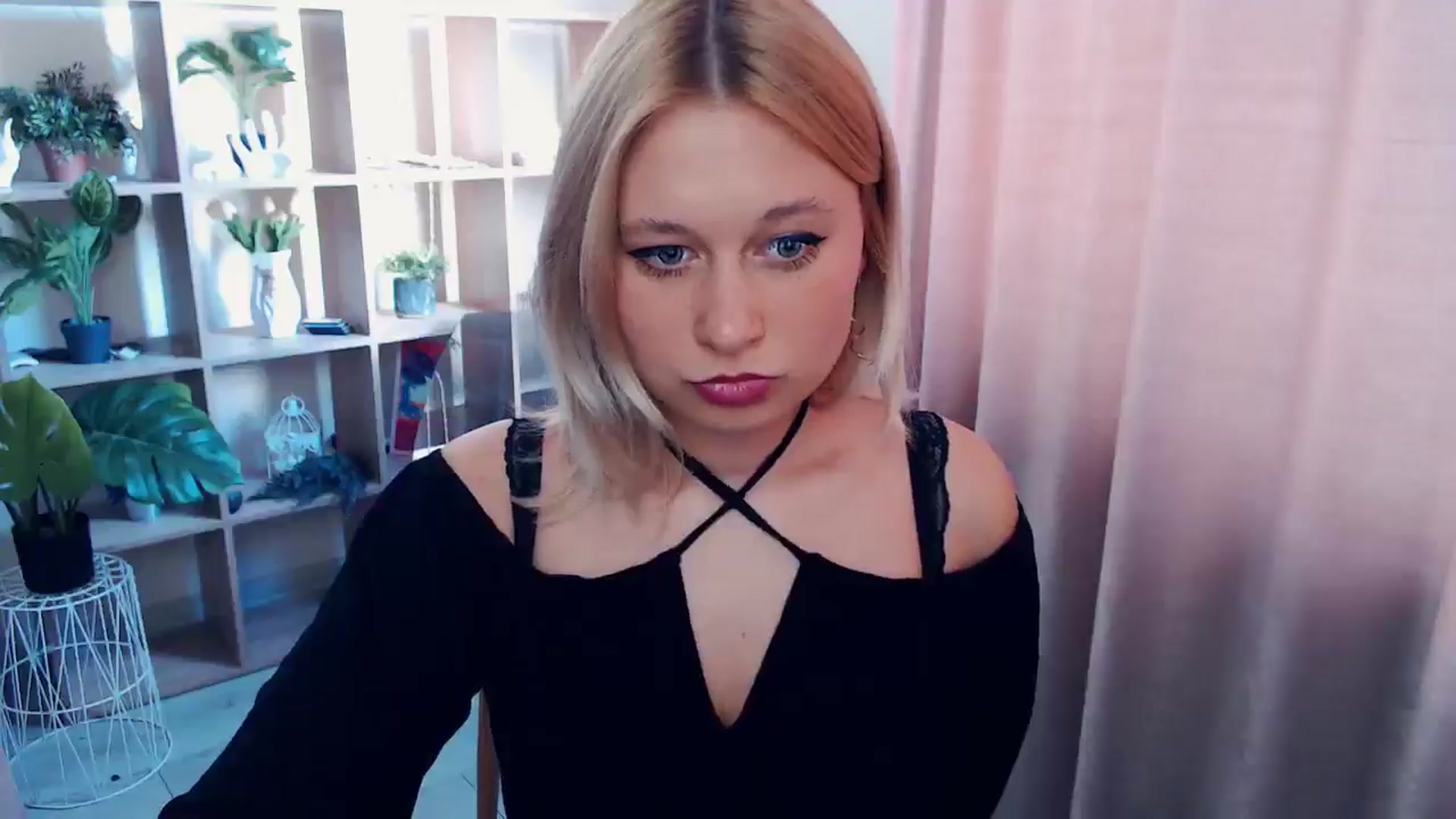 Gallery image thumbnail from Kukla_kolduna's myfreecams stream on, 04/13/2025, 13:48 image 12 of 20