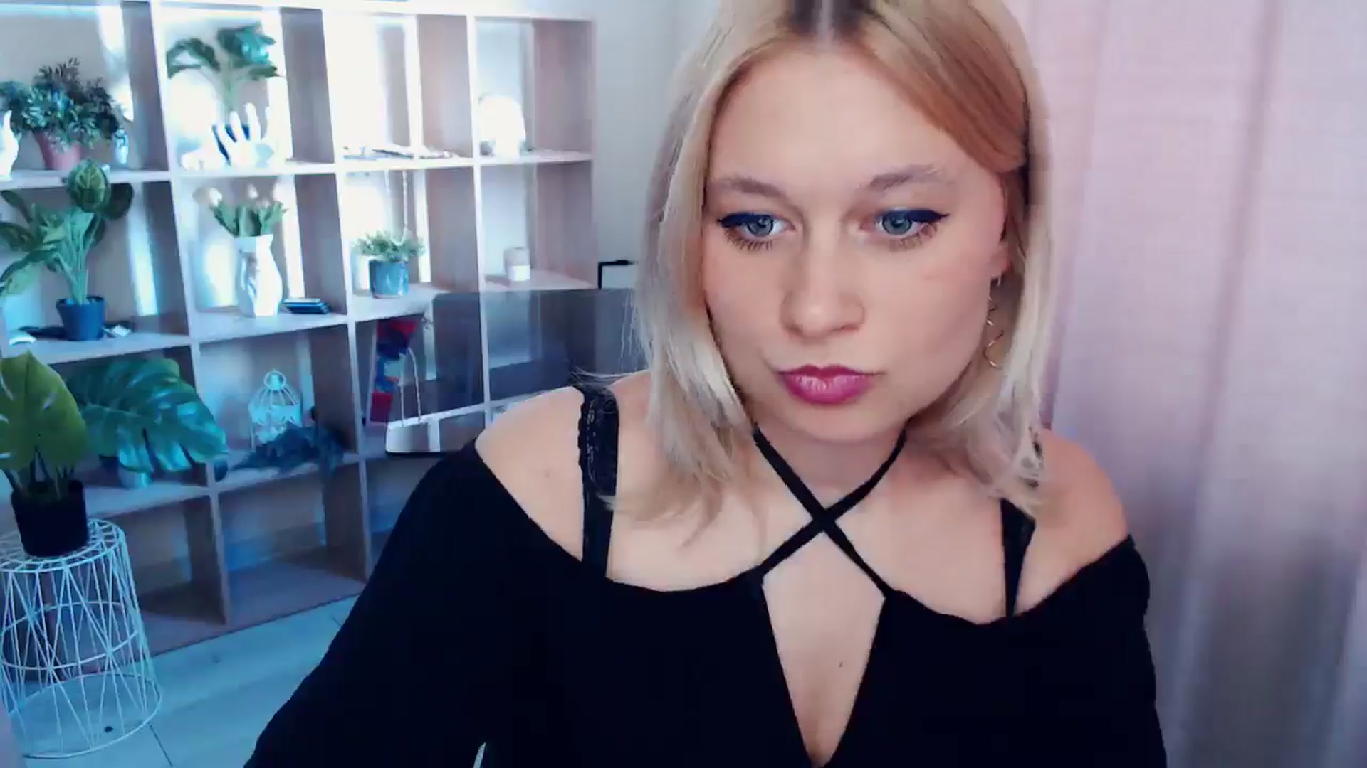 Gallery image thumbnail from Kukla_kolduna's myfreecams stream on, 04/13/2025, 13:48 image 18 of 20