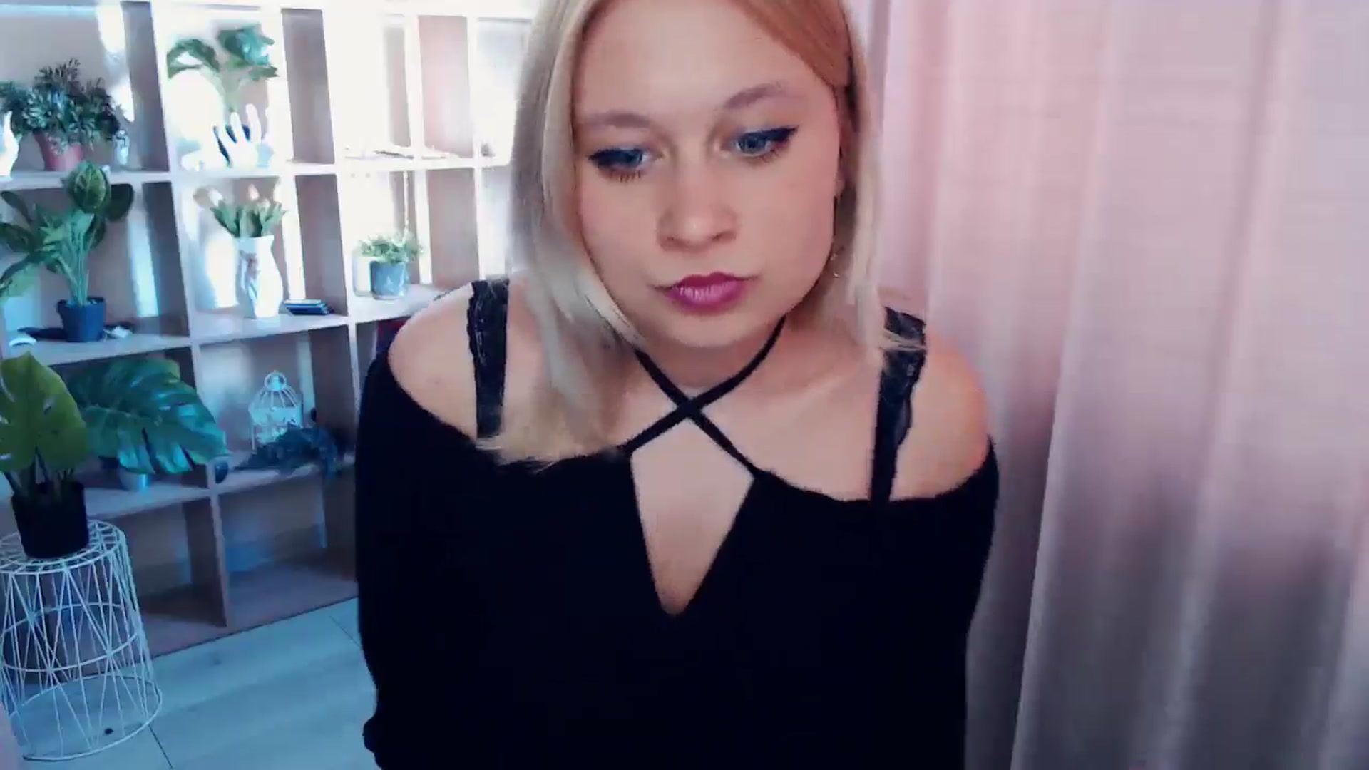 Gallery image thumbnail from Kukla_kolduna's myfreecams stream on, 04/13/2025, 13:48 image 15 of 20
