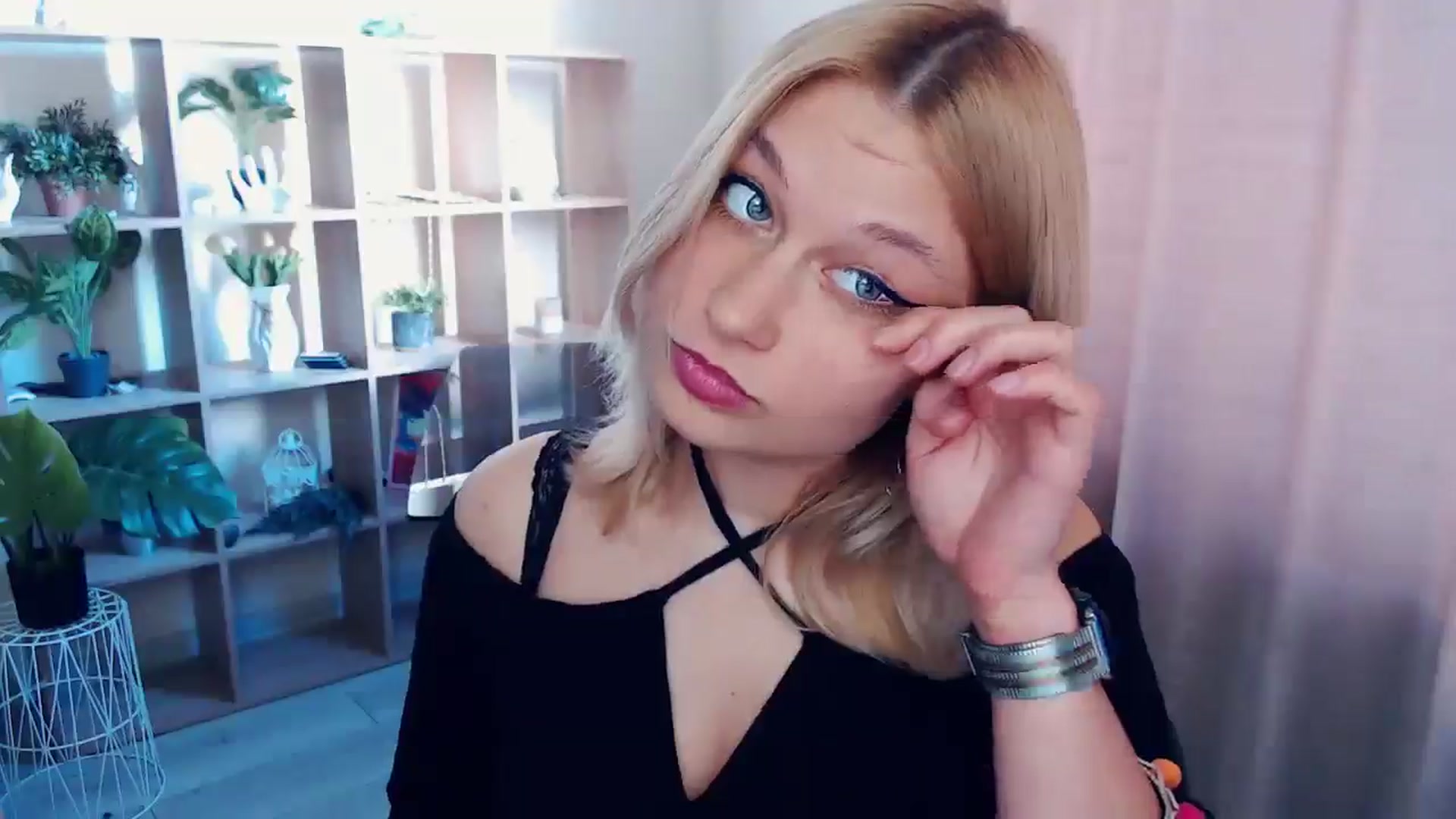 Gallery image thumbnail from Kukla_kolduna's myfreecams stream on, 04/13/2025, 14:50 image 11 of 20