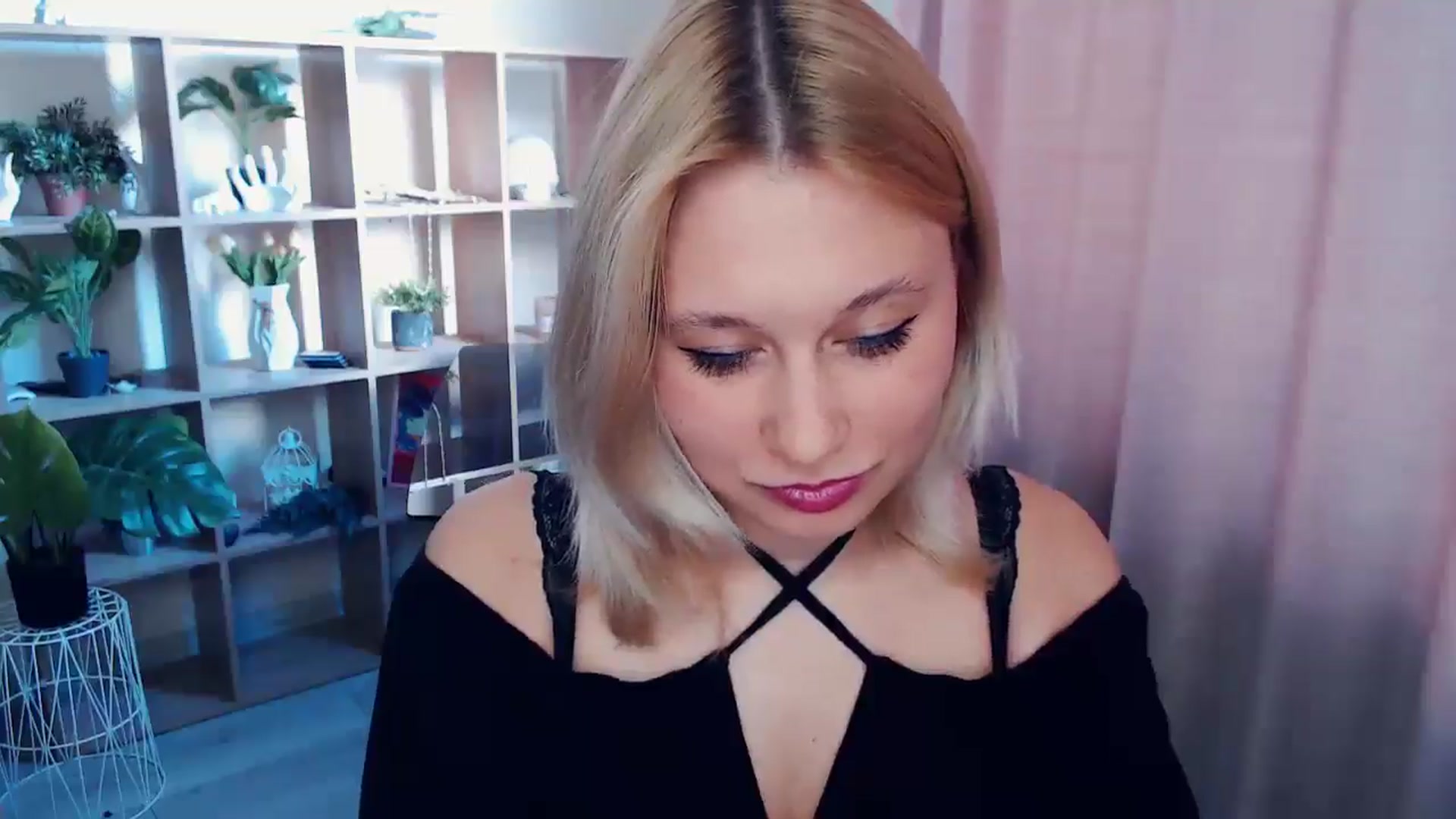 Gallery image thumbnail from Kukla_kolduna's myfreecams stream on, 04/13/2025, 15:39 image 7 of 20
