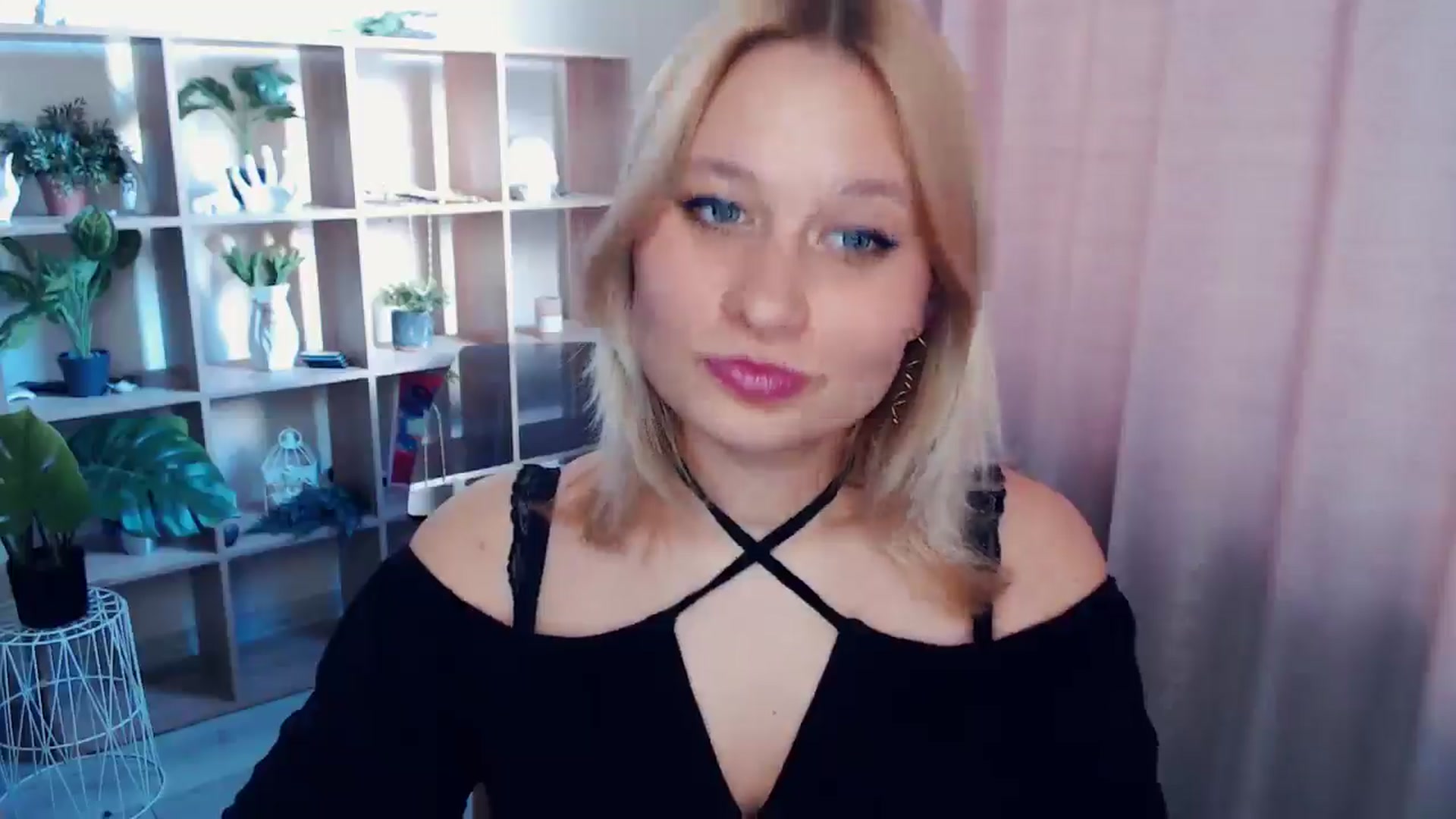 Gallery image thumbnail from Kukla_kolduna's myfreecams stream on, 04/13/2025, 15:39 image 4 of 20