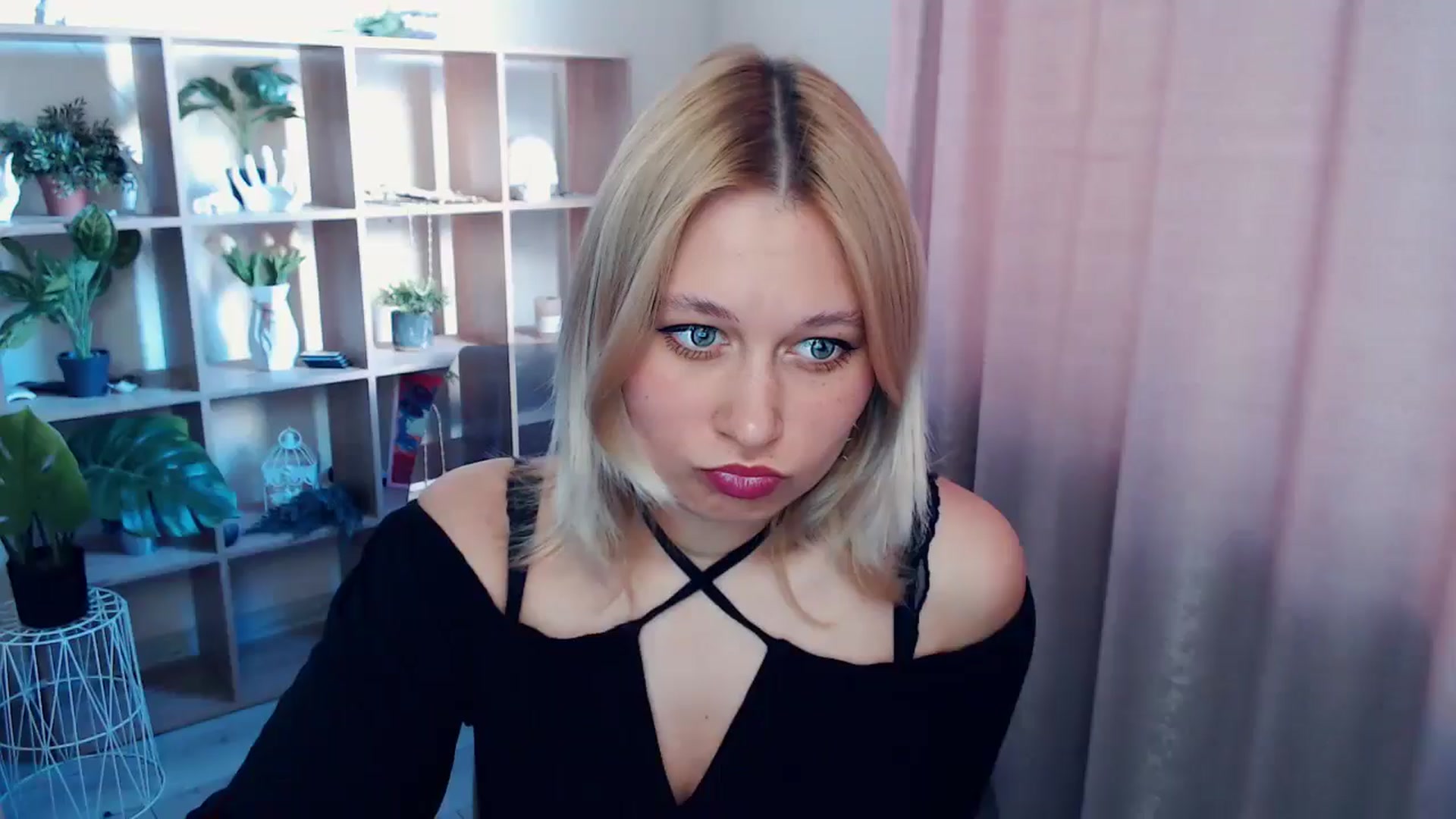 Gallery image thumbnail from Kukla_kolduna's myfreecams stream on, 04/13/2025, 15:39 image 14 of 20