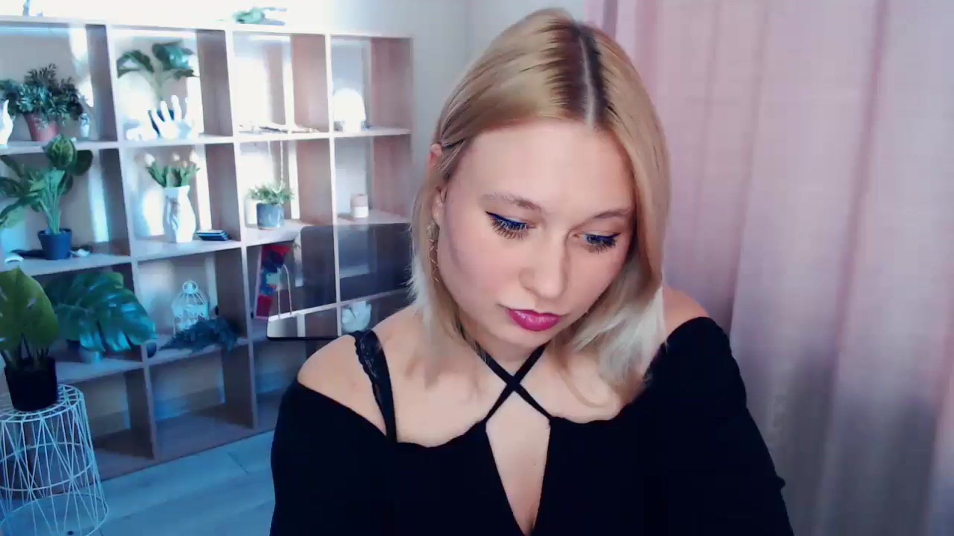 Gallery image thumbnail from Kukla_kolduna's myfreecams stream on, 04/13/2025, 15:39 image 17 of 20