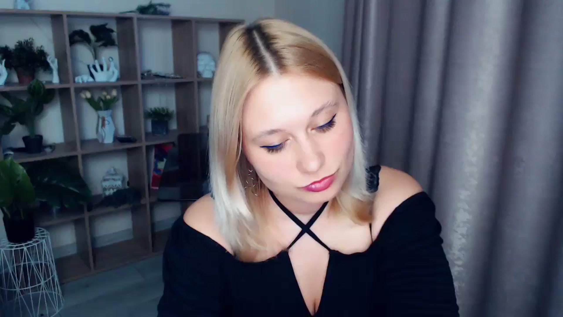 Gallery image thumbnail from Kukla_kolduna's myfreecams stream on, 04/13/2025, 17:09 image 16 of 20