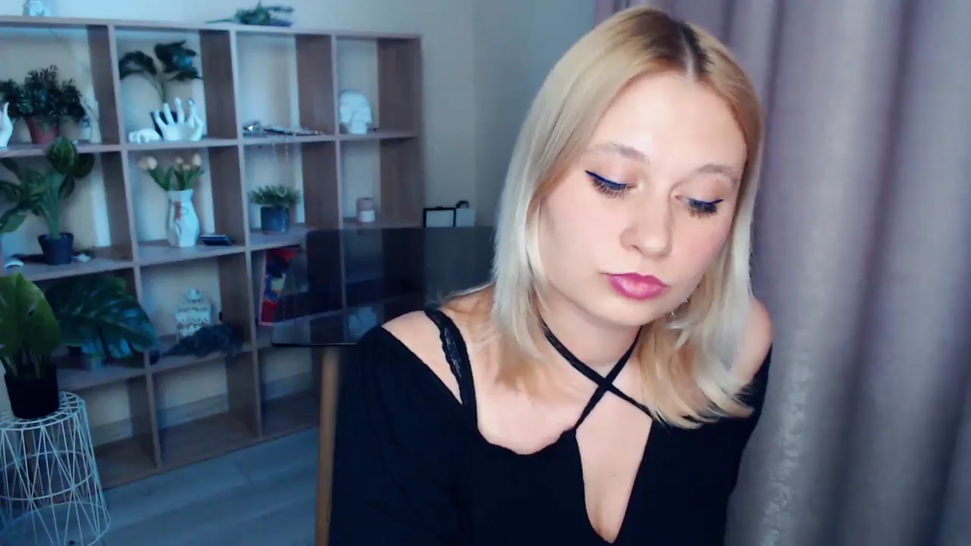 Gallery image thumbnail from Kukla_kolduna's myfreecams stream on, 04/13/2025, 17:09 image 3 of 20