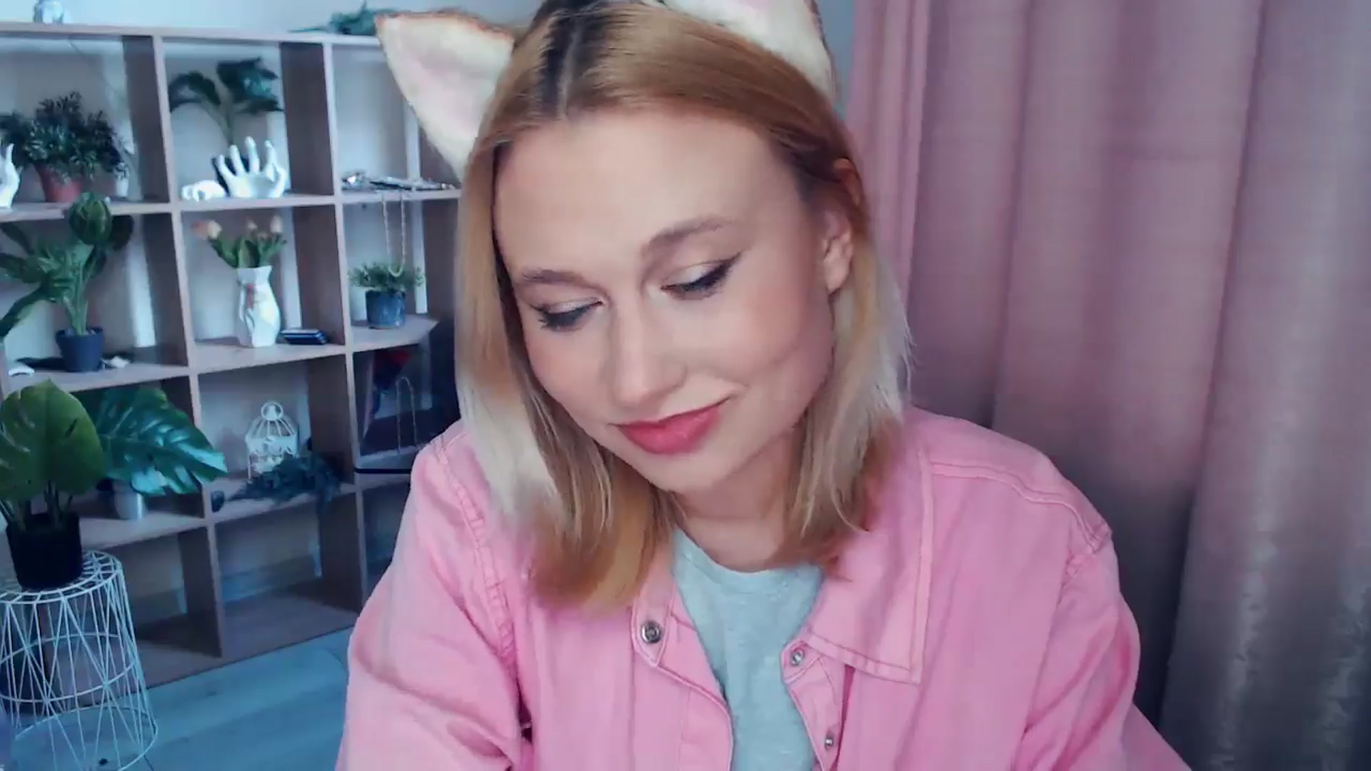 Gallery image thumbnail from Kukla_kolduna's myfreecams stream on, 04/16/2025, 16:04 image 3 of 20