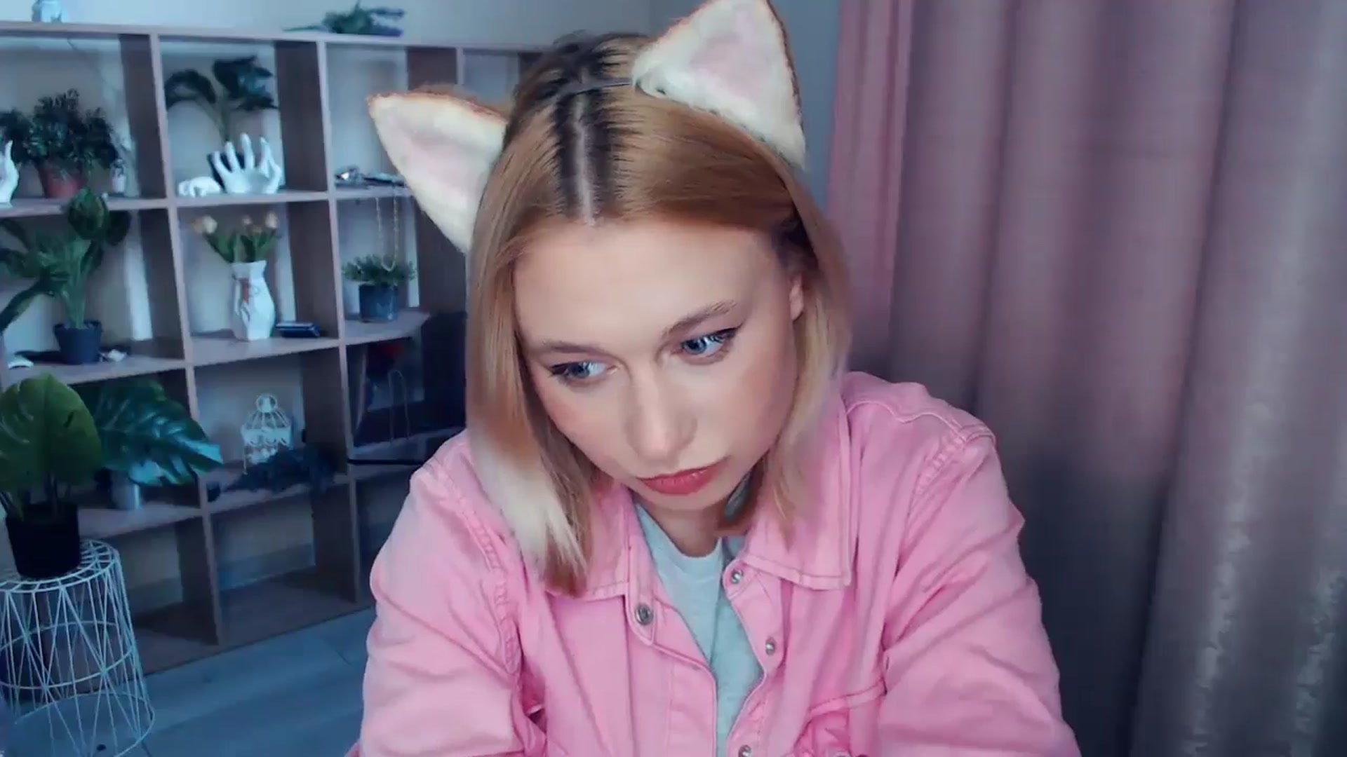 Gallery image thumbnail from Kukla_kolduna's myfreecams stream on, 04/16/2025, 16:04 image 7 of 20