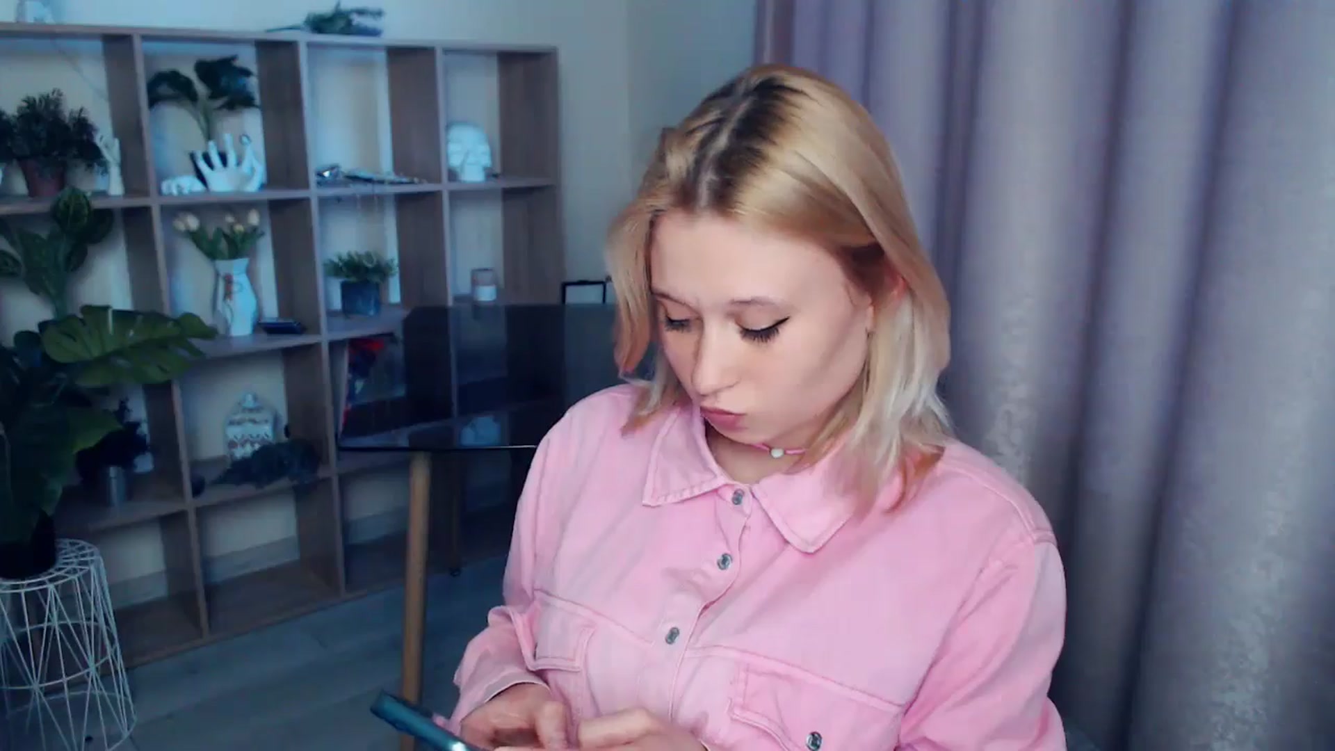 Gallery image thumbnail from Kukla_kolduna's myfreecams stream on, 04/17/2025, 17:09 image 14 of 20