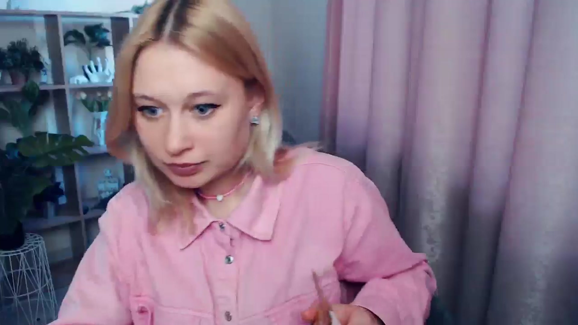 Gallery image thumbnail from Kukla_kolduna's myfreecams stream on, 04/17/2025, 17:09 image 7 of 20