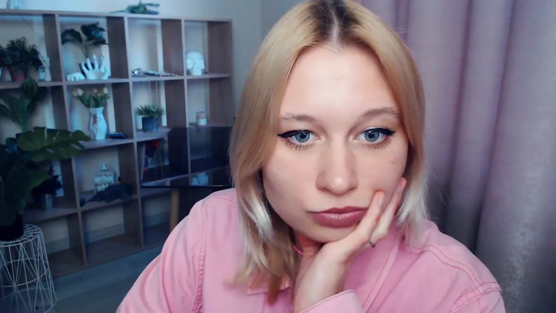 Gallery image thumbnail from Kukla_kolduna's myfreecams stream on, 04/17/2025, 17:09 image 10 of 20