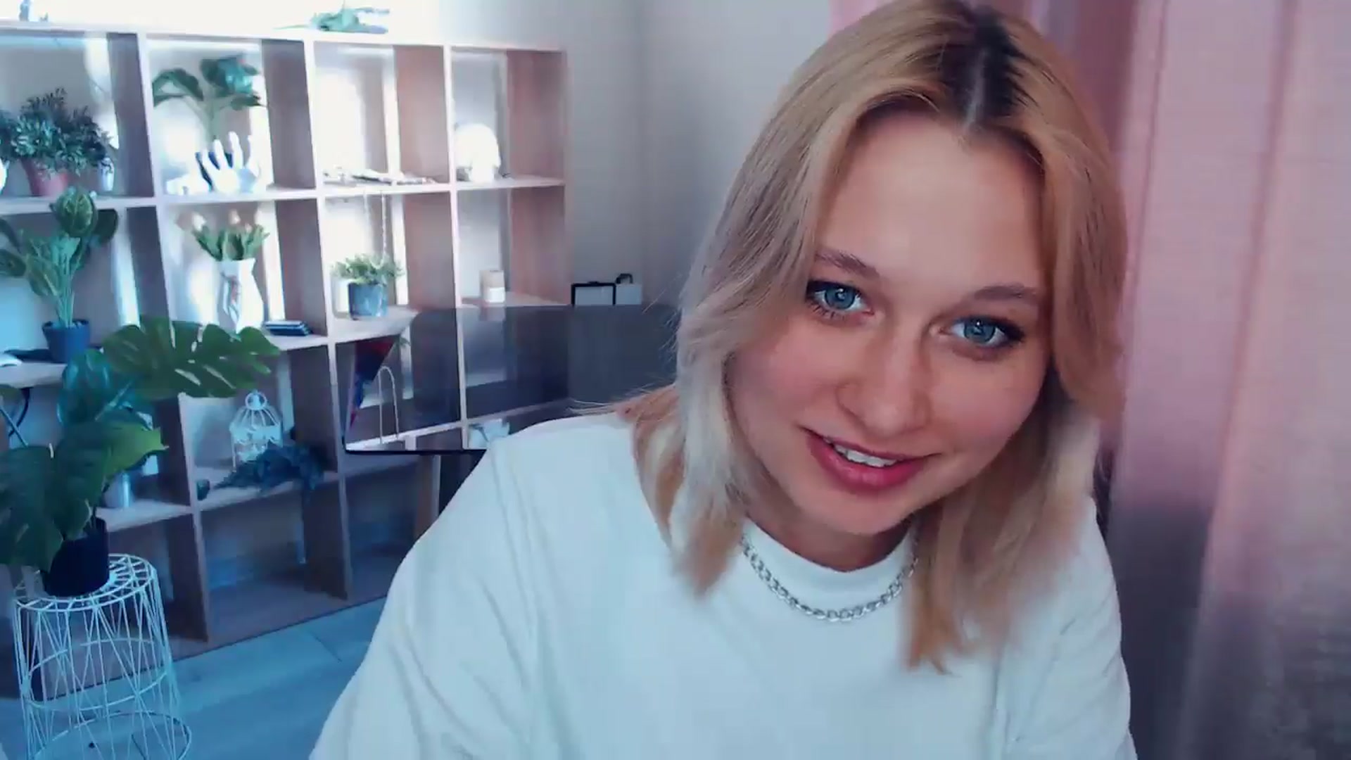 Gallery image thumbnail from Kukla_kolduna's myfreecams stream on, 04/19/2025, 16:36 image 12 of 20