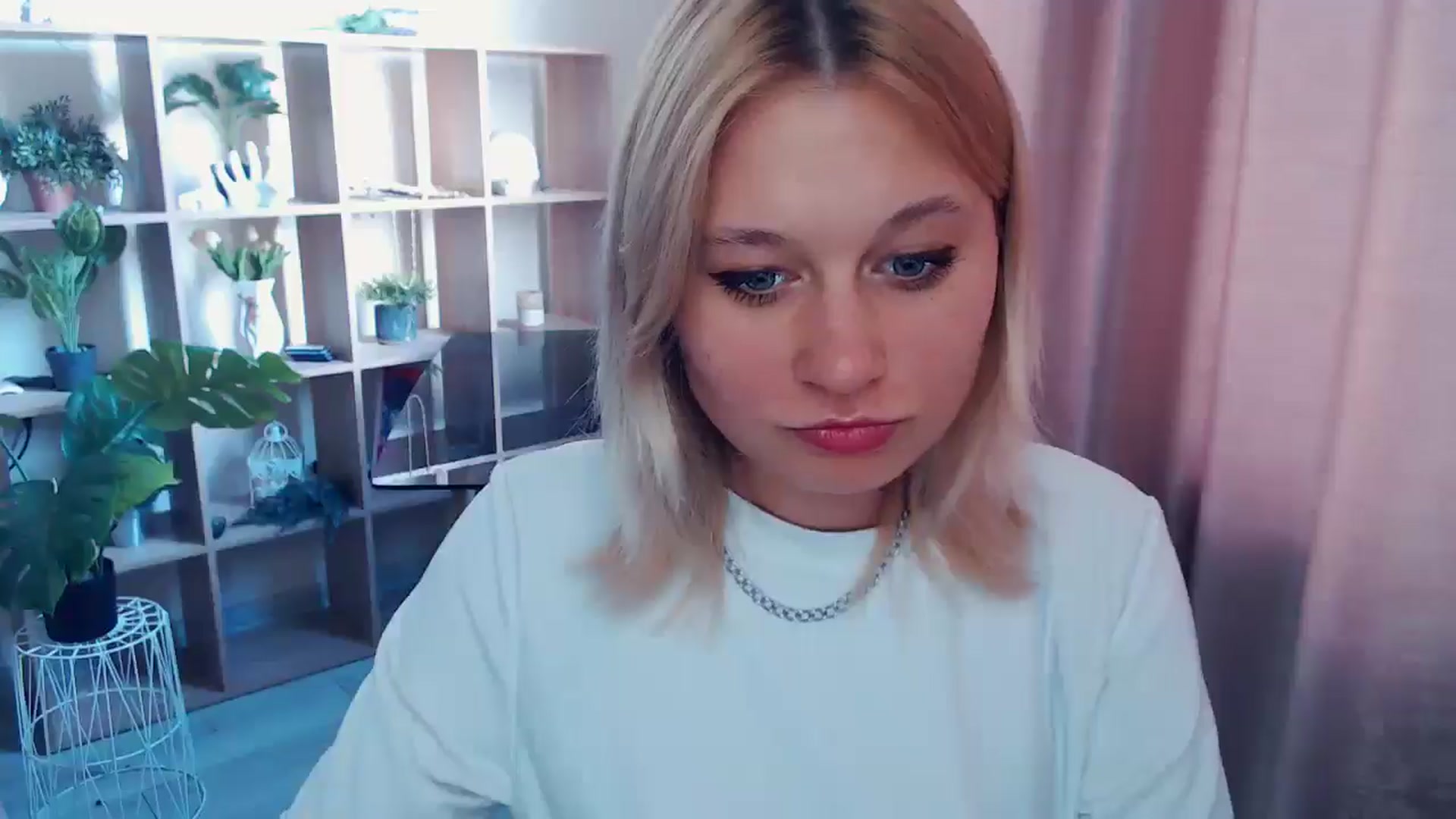 Gallery image thumbnail from Kukla_kolduna's myfreecams stream on, 04/19/2025, 16:36 image 4 of 20