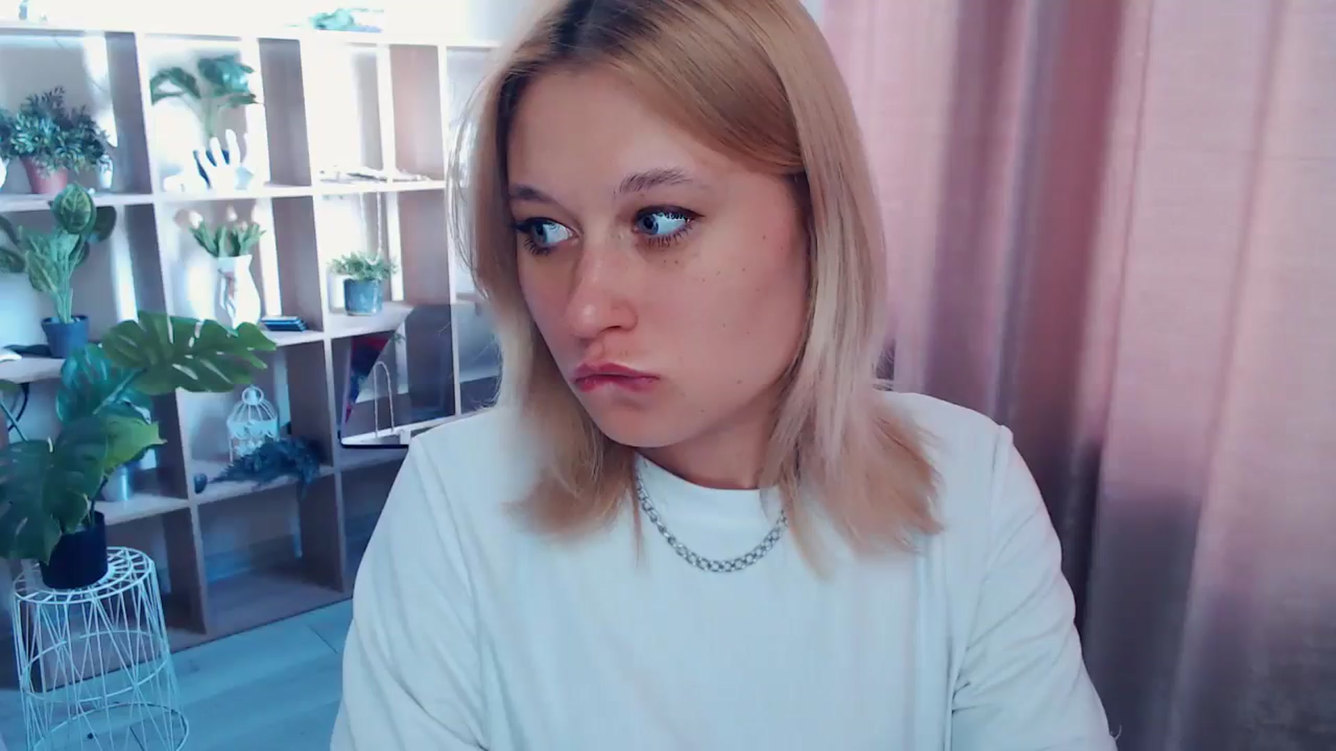 Gallery image thumbnail from Kukla_kolduna's myfreecams stream on, 04/19/2025, 16:36 image 3 of 20