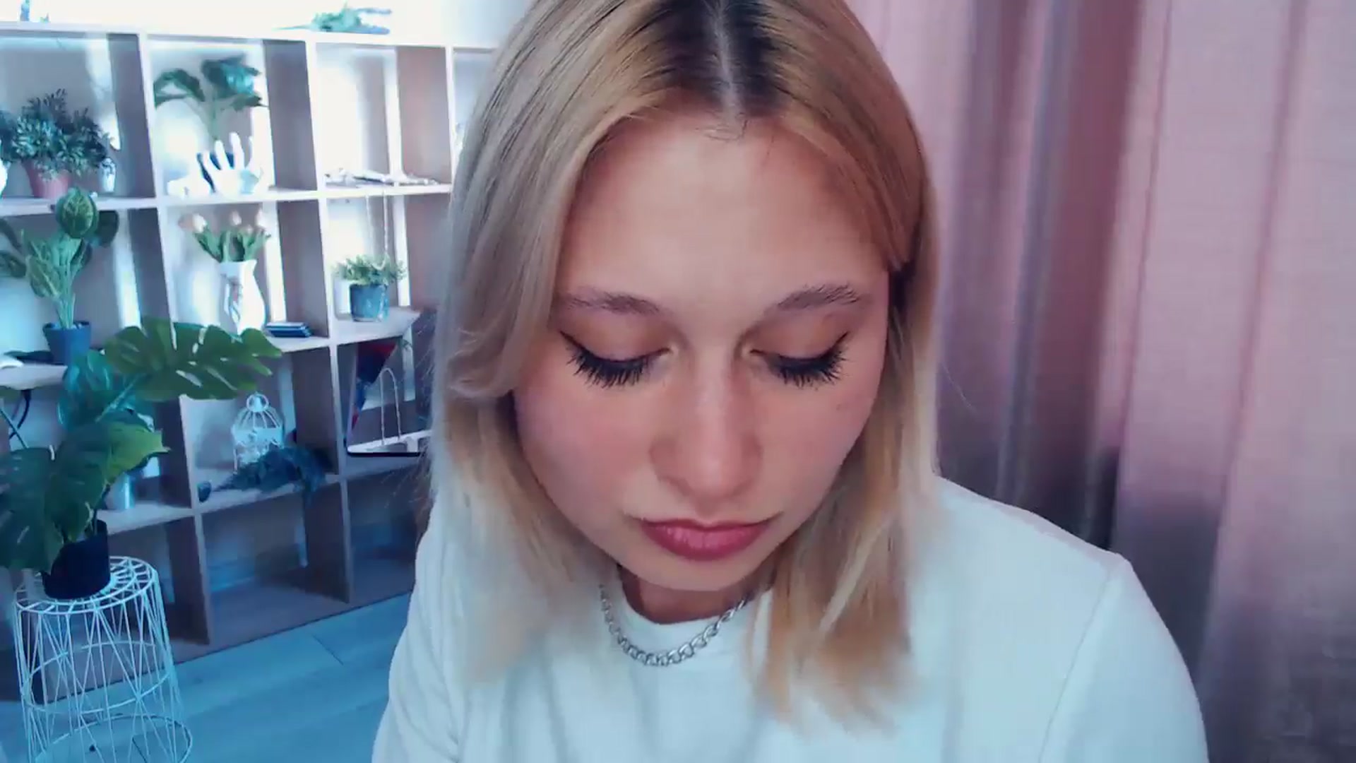 Gallery image thumbnail from Kukla_kolduna's myfreecams stream on, 04/19/2025, 16:36 image 7 of 20