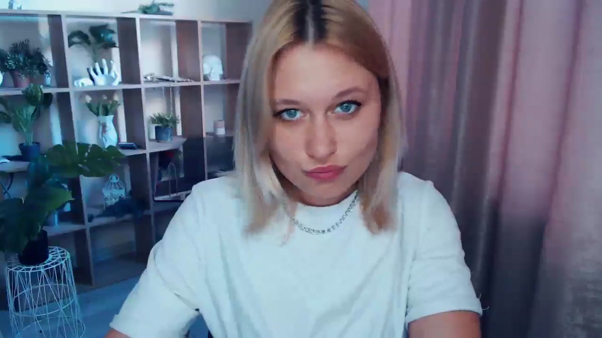 Gallery image thumbnail from Kukla_kolduna's myfreecams stream on, 04/19/2025, 16:36 image 18 of 20