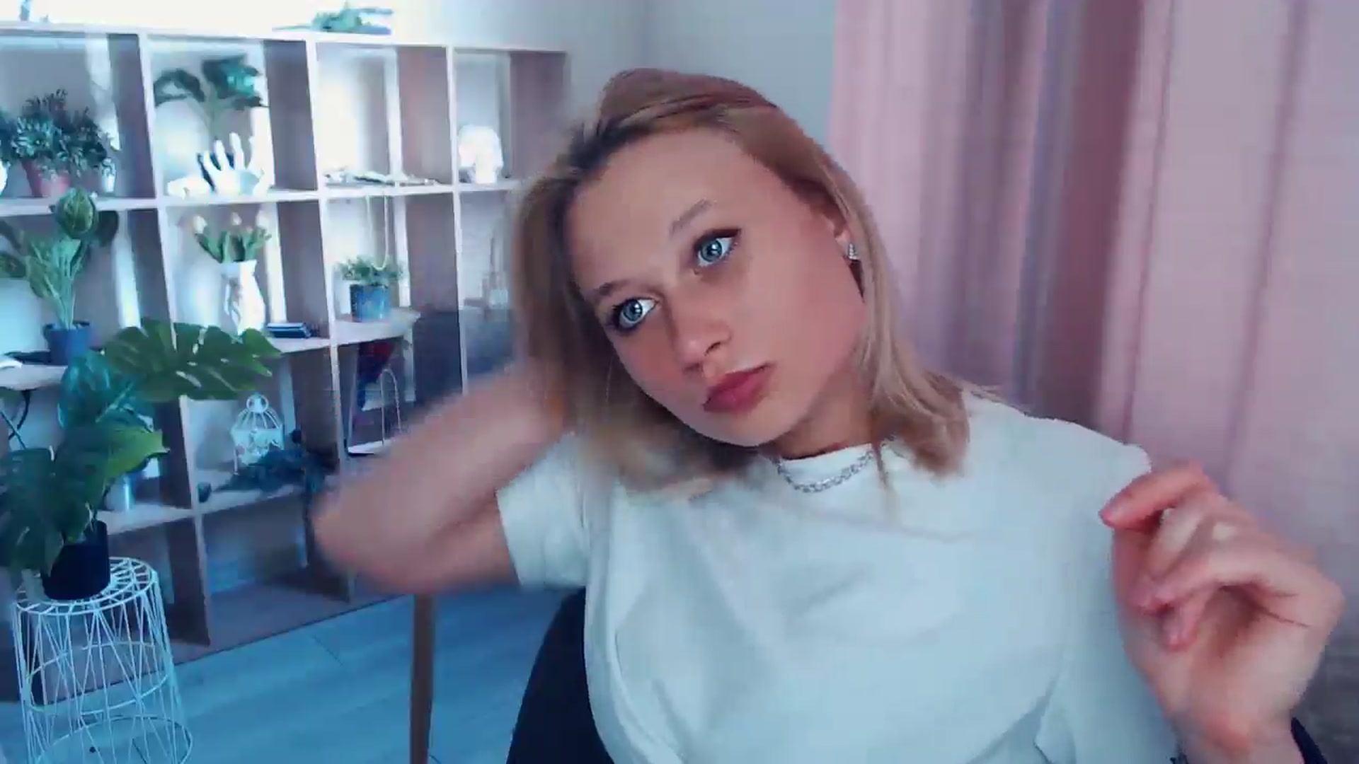 Gallery image thumbnail from Kukla_kolduna's myfreecams stream on, 04/19/2025, 16:36 image 8 of 20
