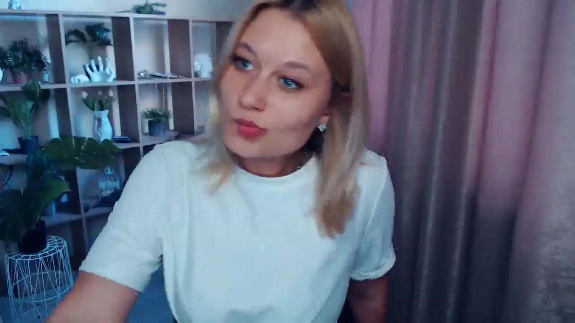 Gallery image thumbnail from Kukla_kolduna's myfreecams stream on, 04/19/2025, 16:36 image 19 of 20