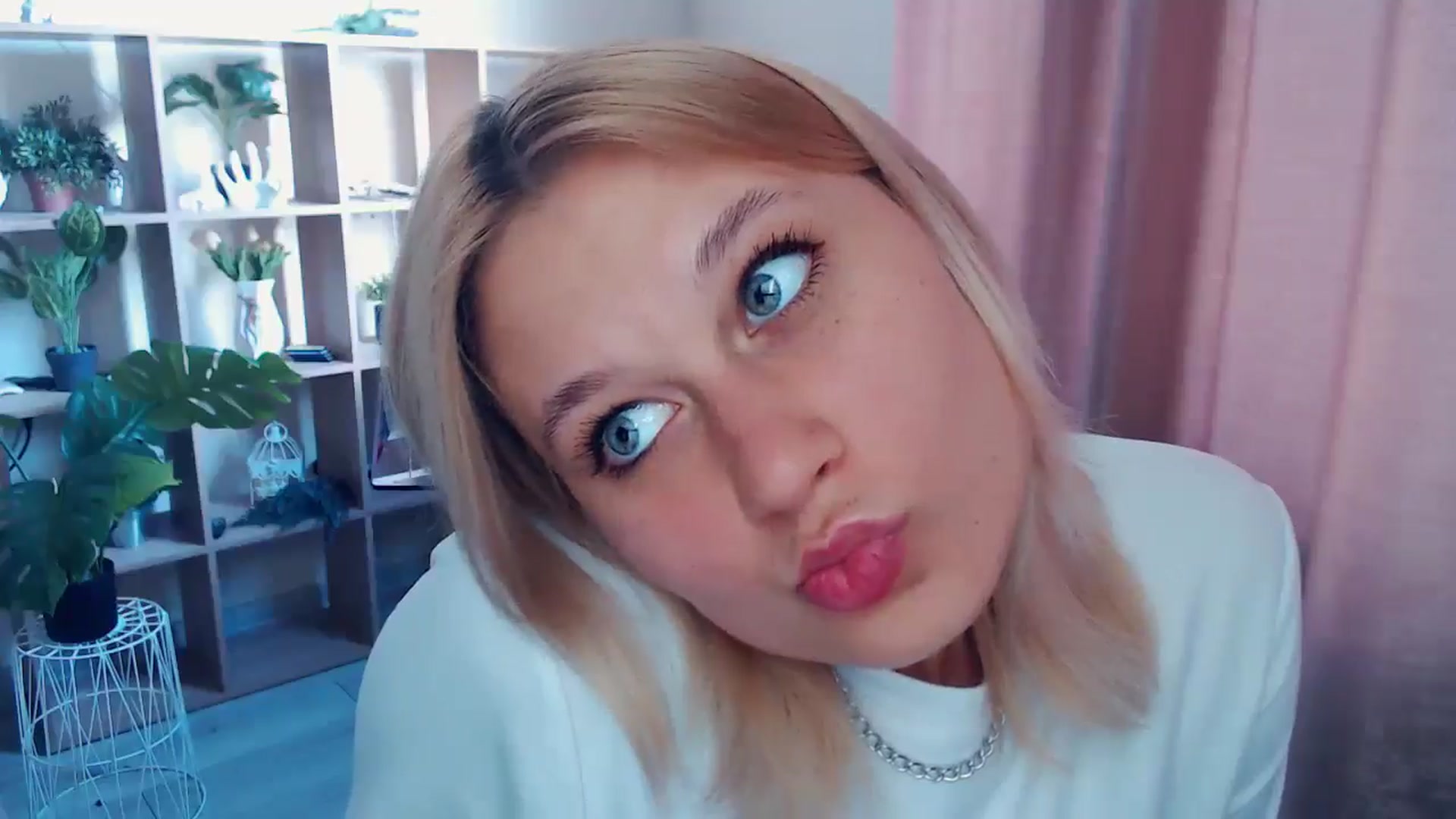 Gallery image thumbnail from Kukla_kolduna's myfreecams stream on, 04/19/2025, 16:36 image 6 of 20