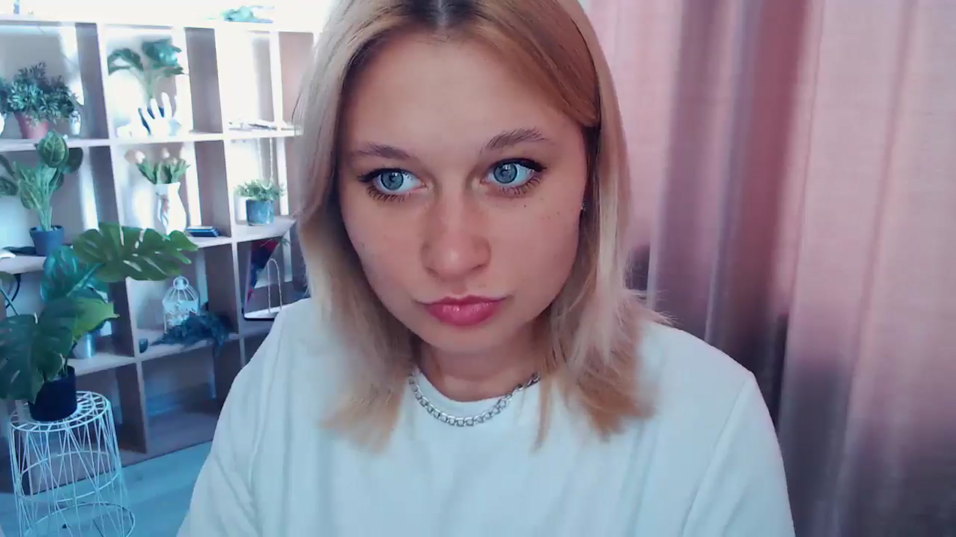 Gallery image thumbnail from Kukla_kolduna's myfreecams stream on, 04/19/2025, 16:36 image 2 of 20