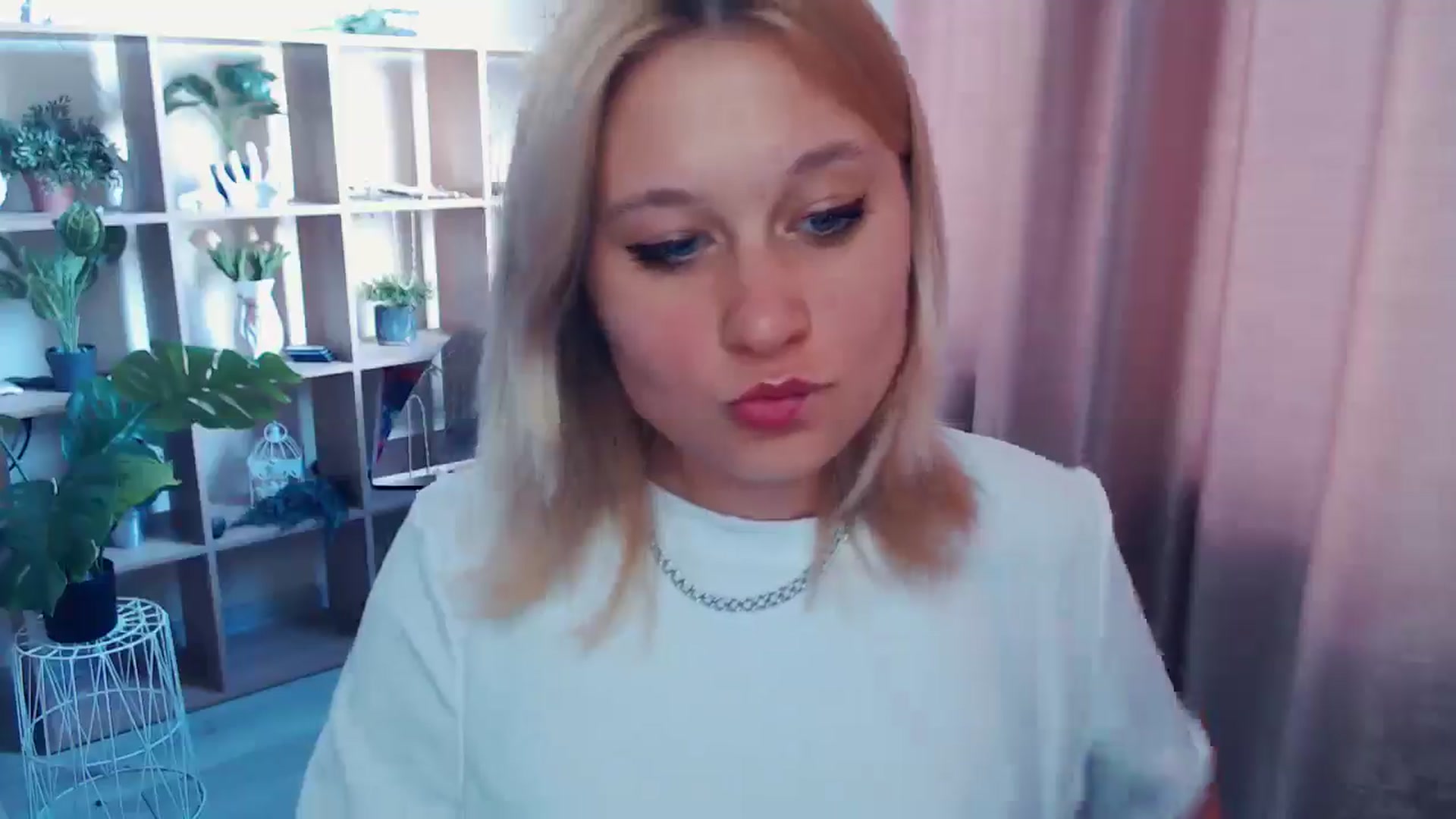 Gallery image thumbnail from Kukla_kolduna's myfreecams stream on, 04/19/2025, 16:36 image 5 of 20