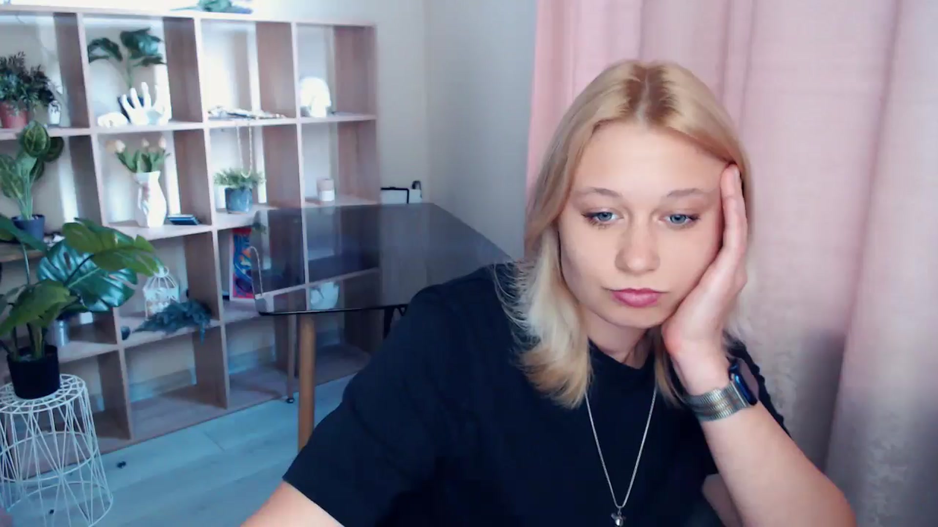 Gallery image thumbnail from Kukla_kolduna's myfreecams stream on, 04/24/2025, 16:09 image 9 of 20
