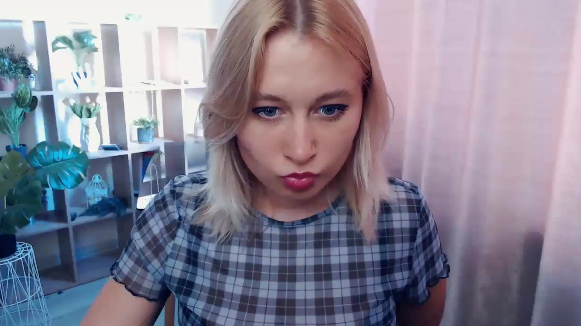 Gallery image thumbnail from Kukla_kolduna's myfreecams stream on, 04/27/2025, 14:50 image 6 of 20