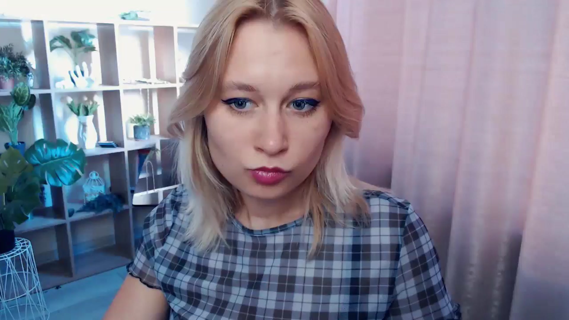 Gallery image thumbnail from Kukla_kolduna's myfreecams stream on, 04/27/2025, 17:13 image 5 of 20