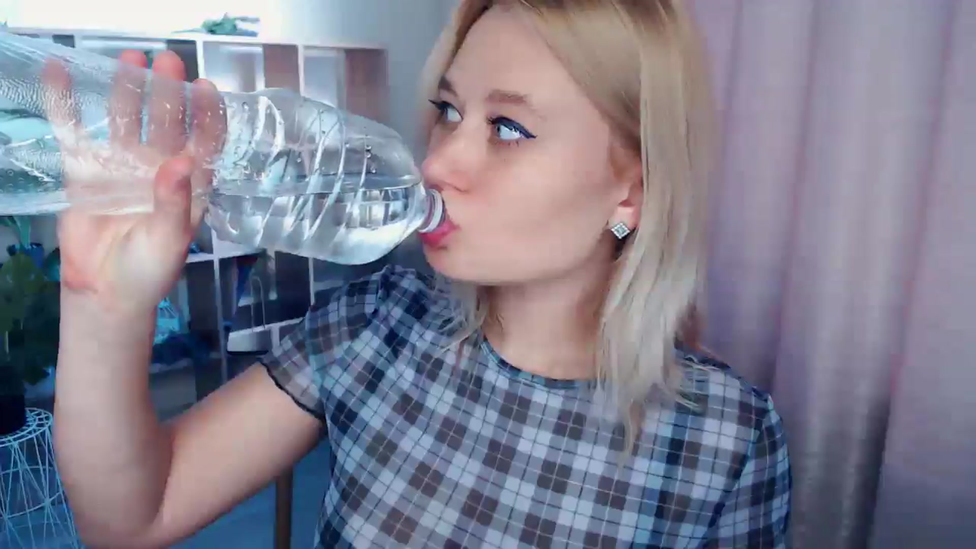Gallery image thumbnail from Kukla_kolduna's myfreecams stream on, 04/27/2025, 17:13 image 10 of 20