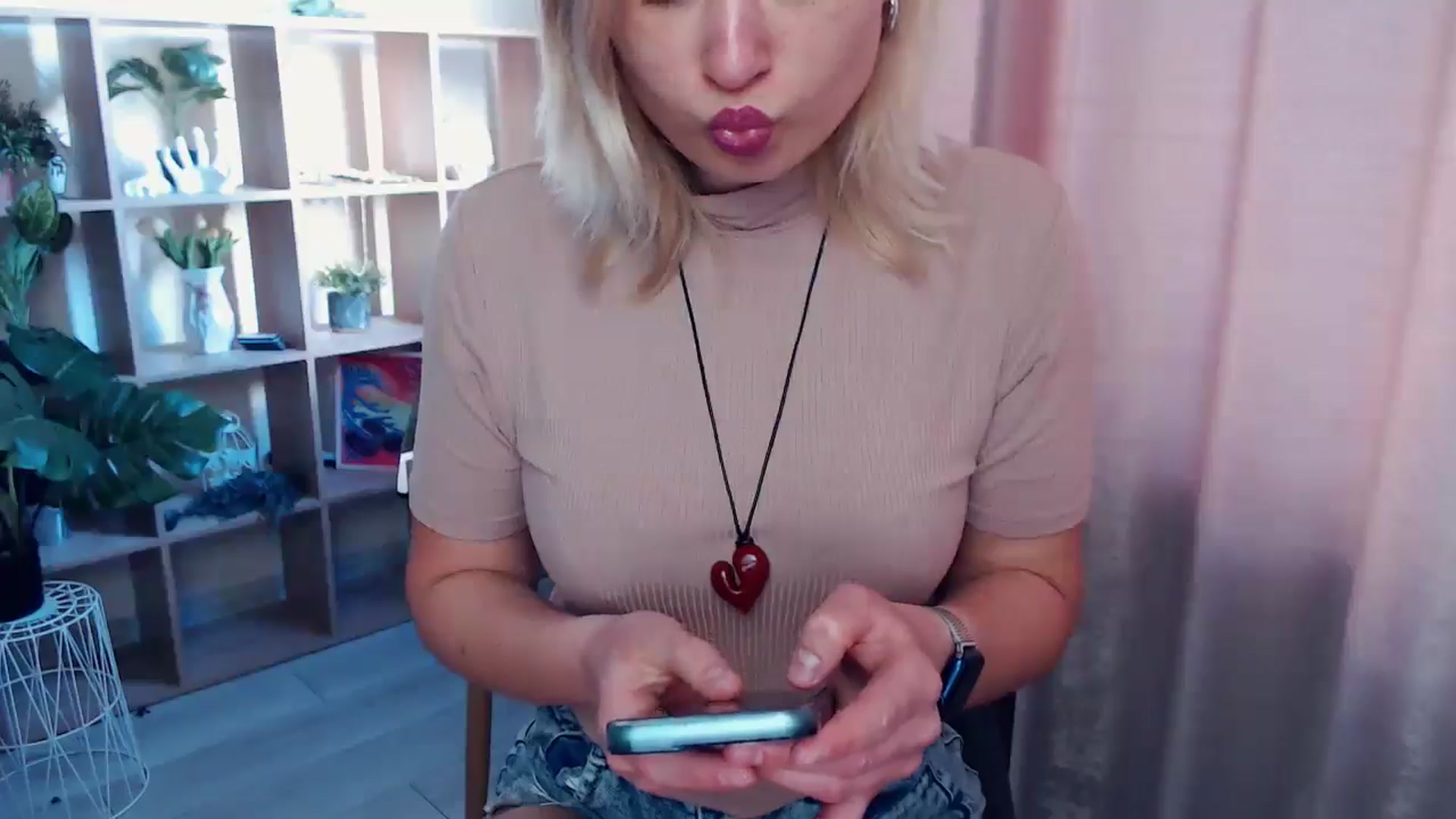 Gallery image thumbnail from Kukla_kolduna's myfreecams stream on, 05/01/2025, 15:44 image 4 of 20