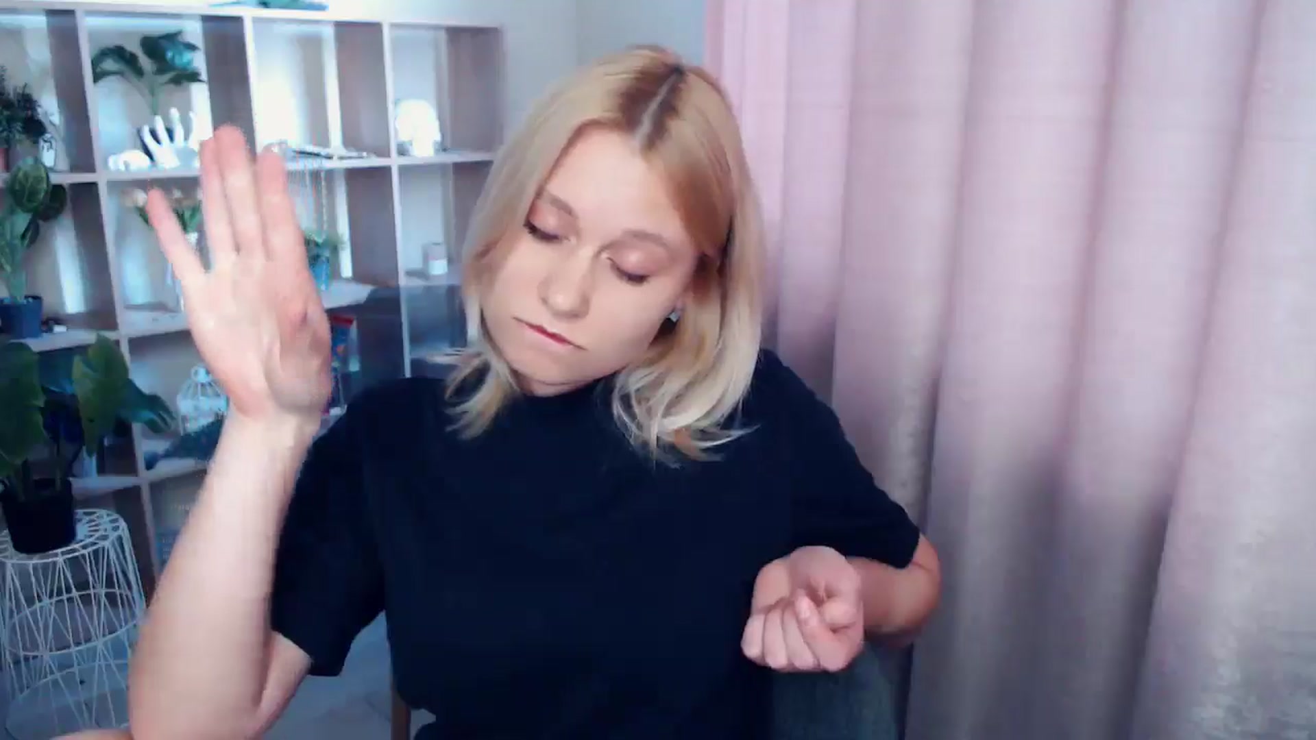 Gallery image thumbnail from Kukla_kolduna's myfreecams stream on, 05/07/2025, 17:24 image 8 of 20